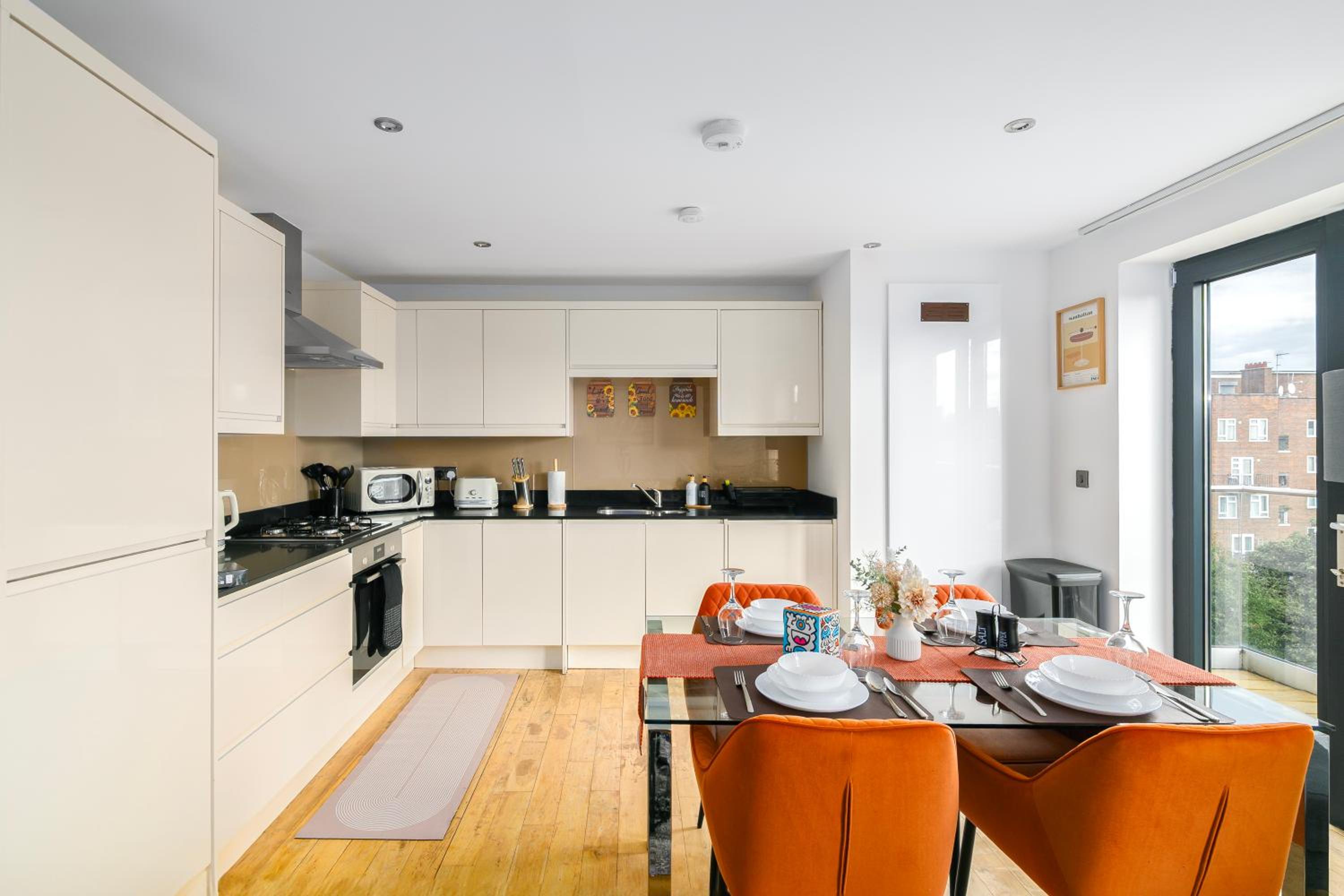 Modern Top-Floor 2-Bedroom, 2-Bathroom Apartment with Lift & a Private Balcony, Sleeps 6