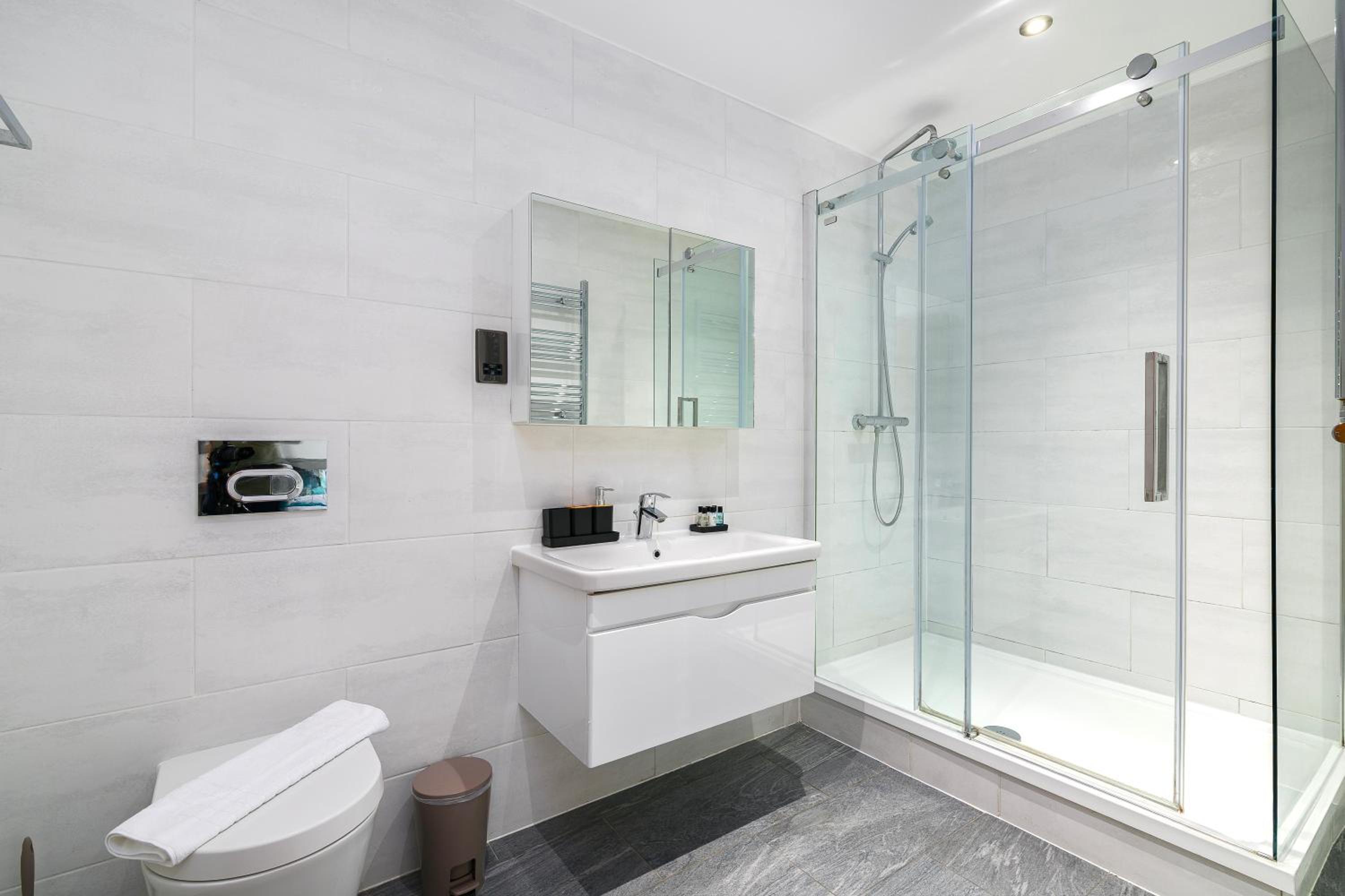 Modern Top-Floor 2-Bedroom, 2-Bathroom Apartment with Lift & a Private Balcony, Sleeps 6