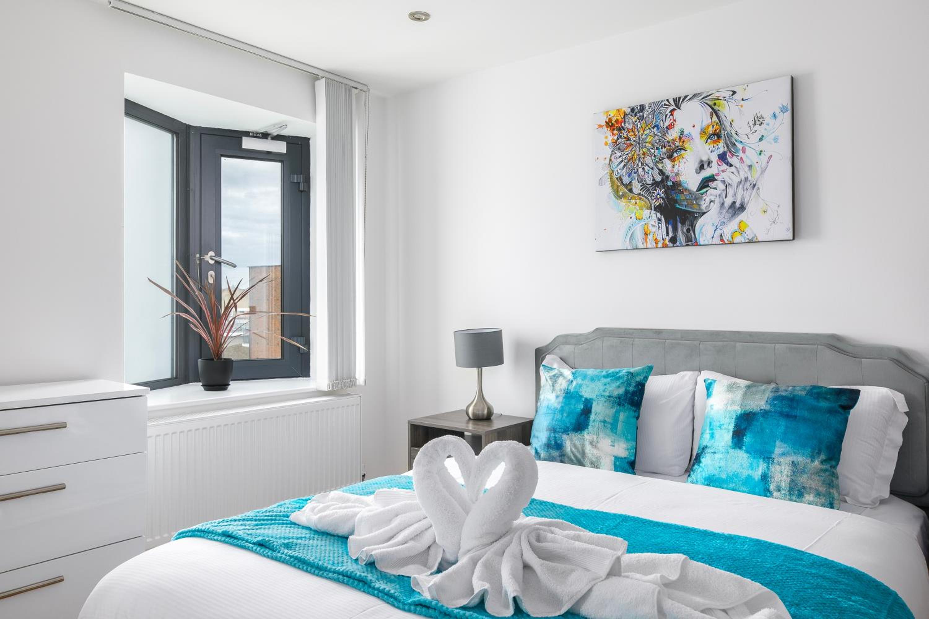Modern Top-Floor 2-Bedroom, 2-Bathroom Apartment with Lift & a Private Balcony, Sleeps 6