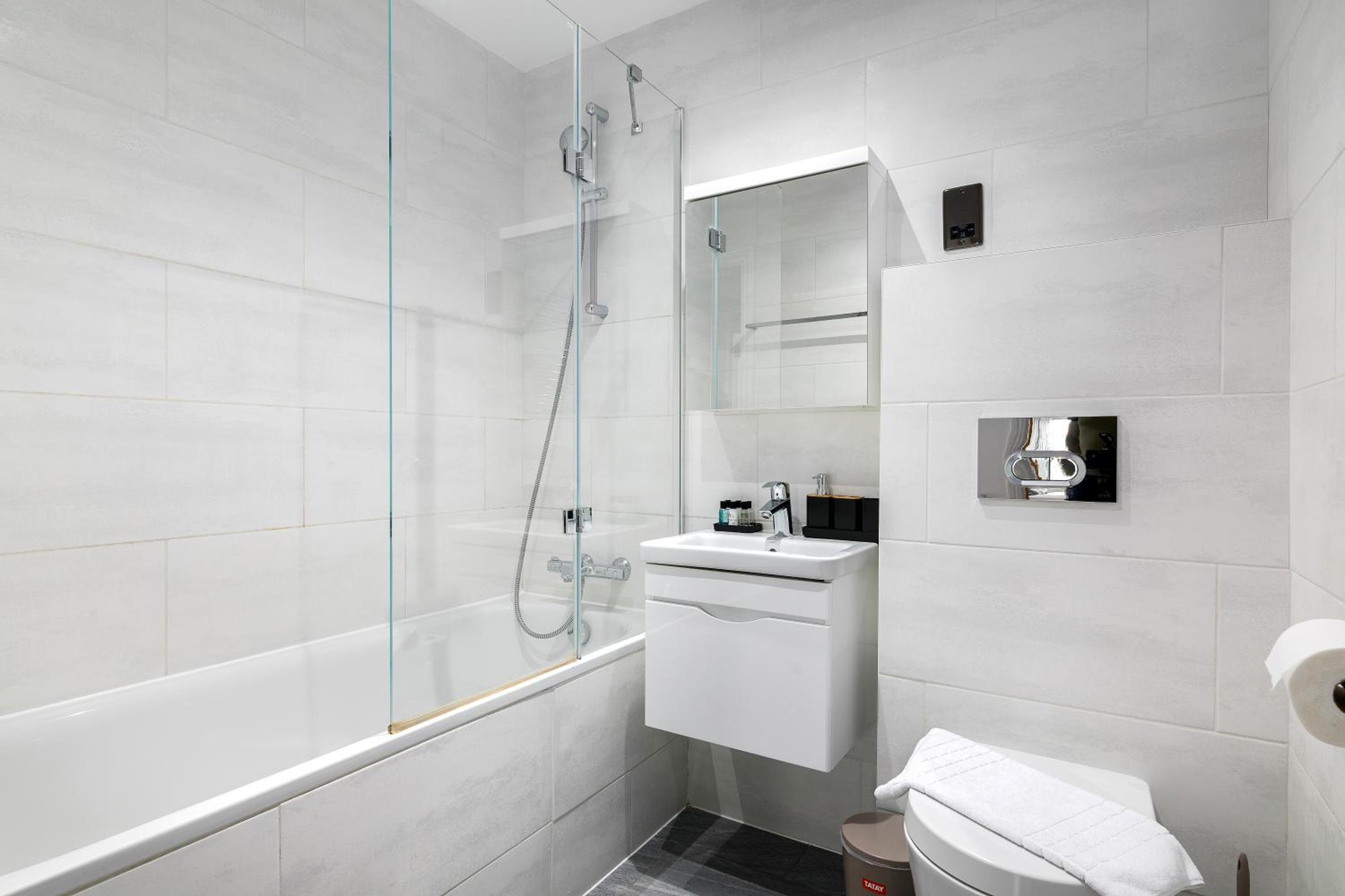 Modern Top-Floor 2-Bedroom, 2-Bathroom Apartment with Lift & a Private Balcony, Sleeps 6