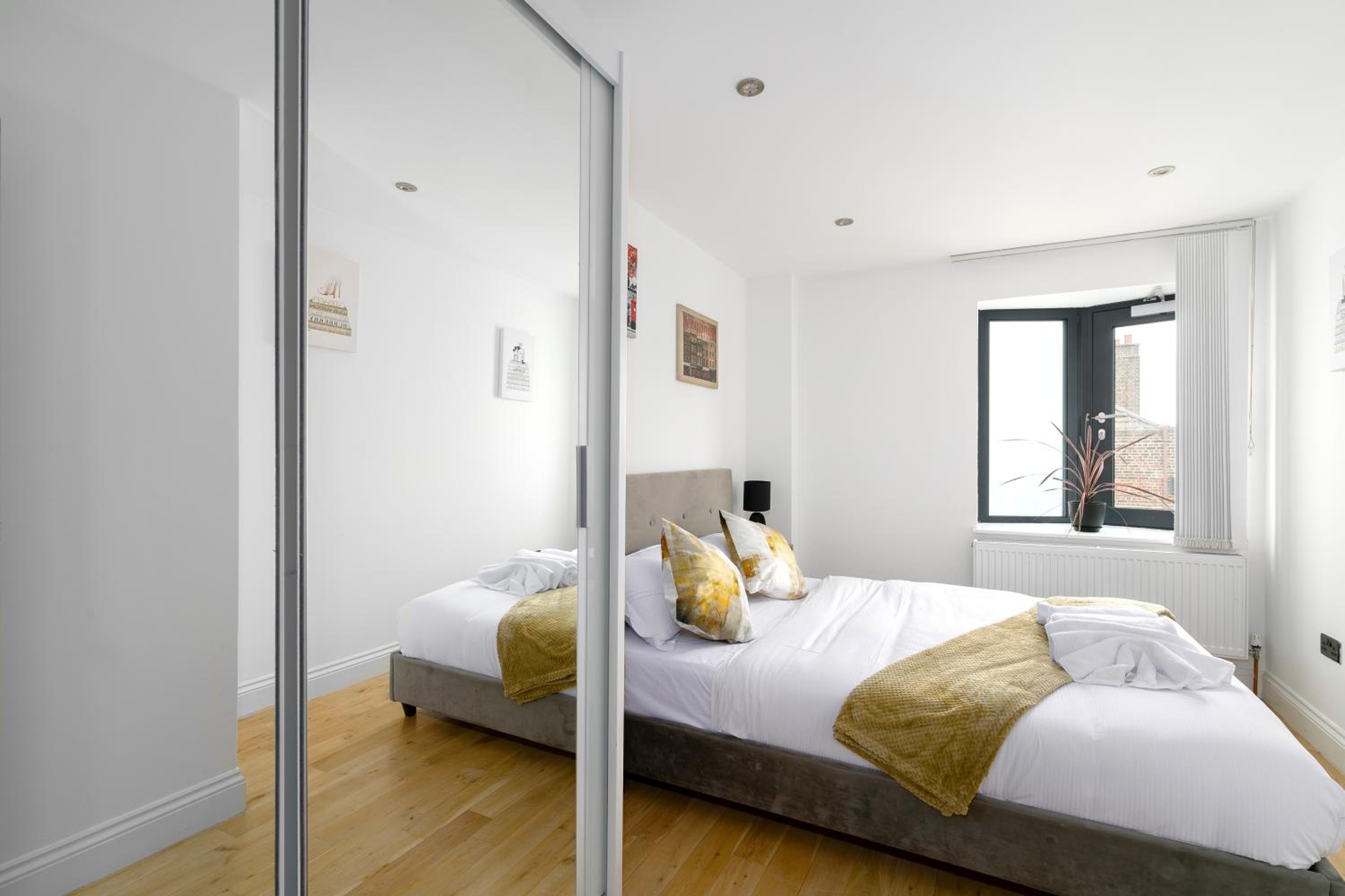 Modern Top-Floor 2-Bedroom, 2-Bathroom Apartment with Lift & a Private Balcony, Sleeps 6