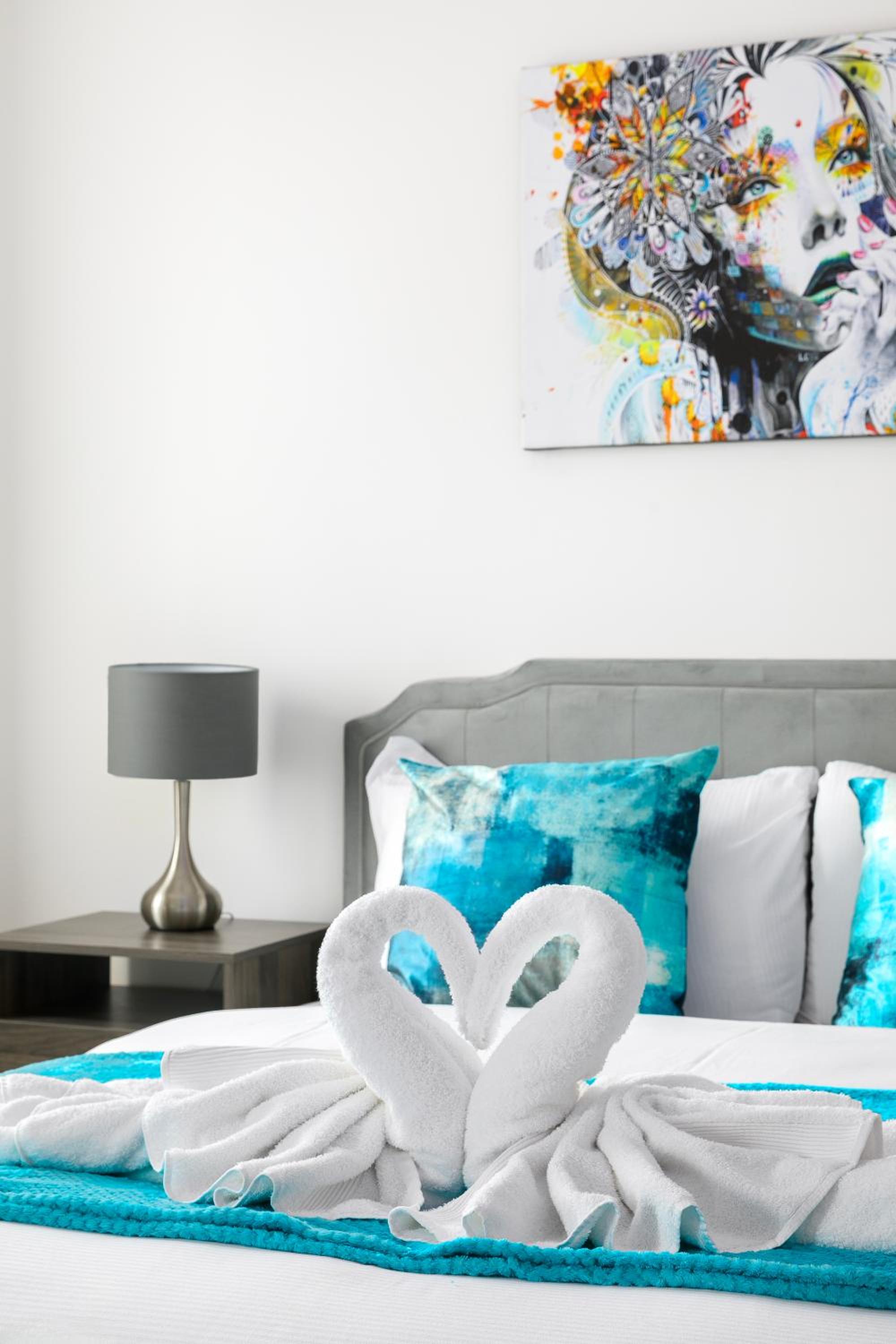 Modern Top-Floor 2-Bedroom, 2-Bathroom Apartment with Lift & a Private Balcony, Sleeps 6