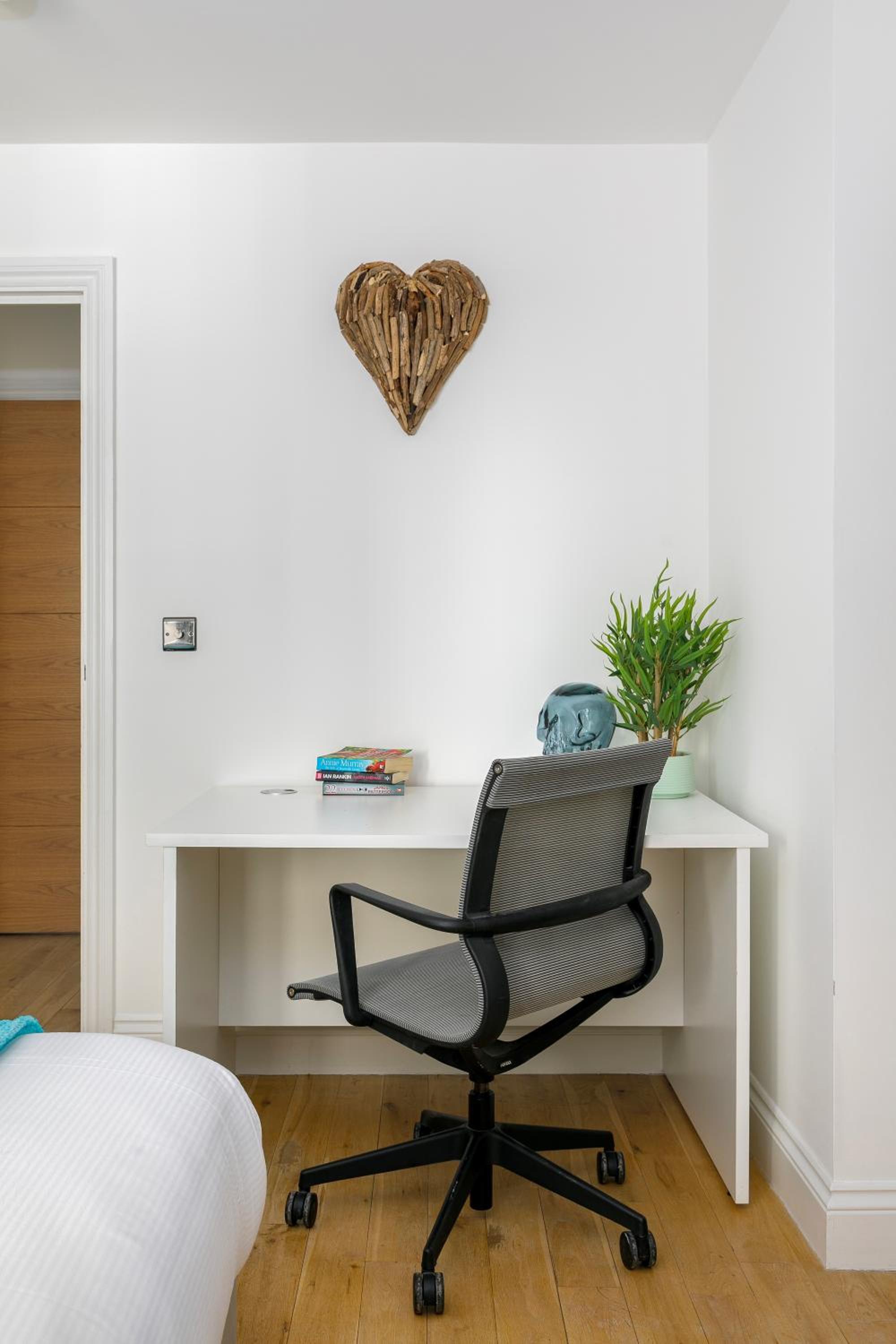 Modern Top-Floor 2-Bedroom, 2-Bathroom Apartment with Lift & a Private Balcony, Sleeps 6