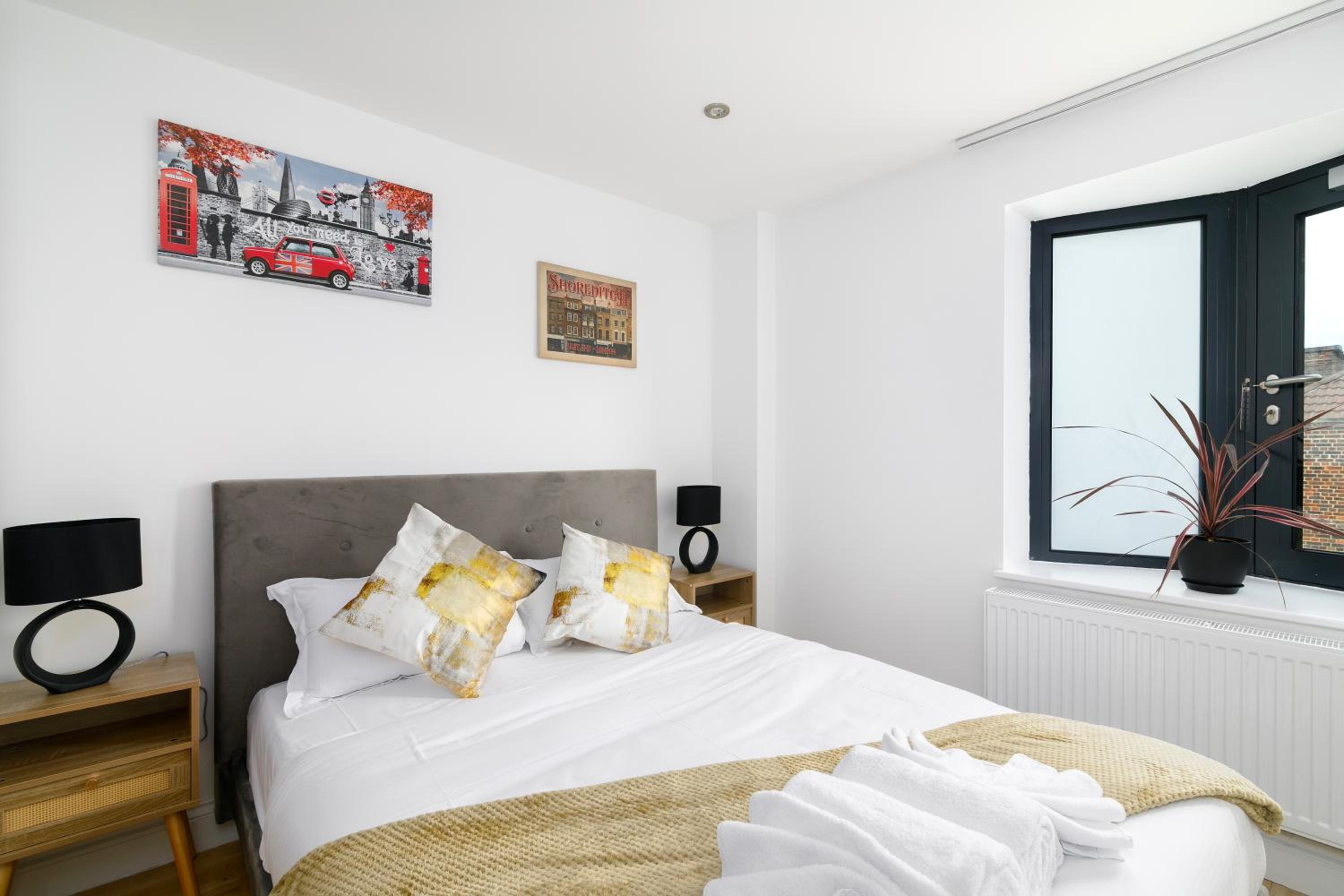 Modern Top-Floor 2-Bedroom, 2-Bathroom Apartment with Lift & a Private Balcony, Sleeps 6
