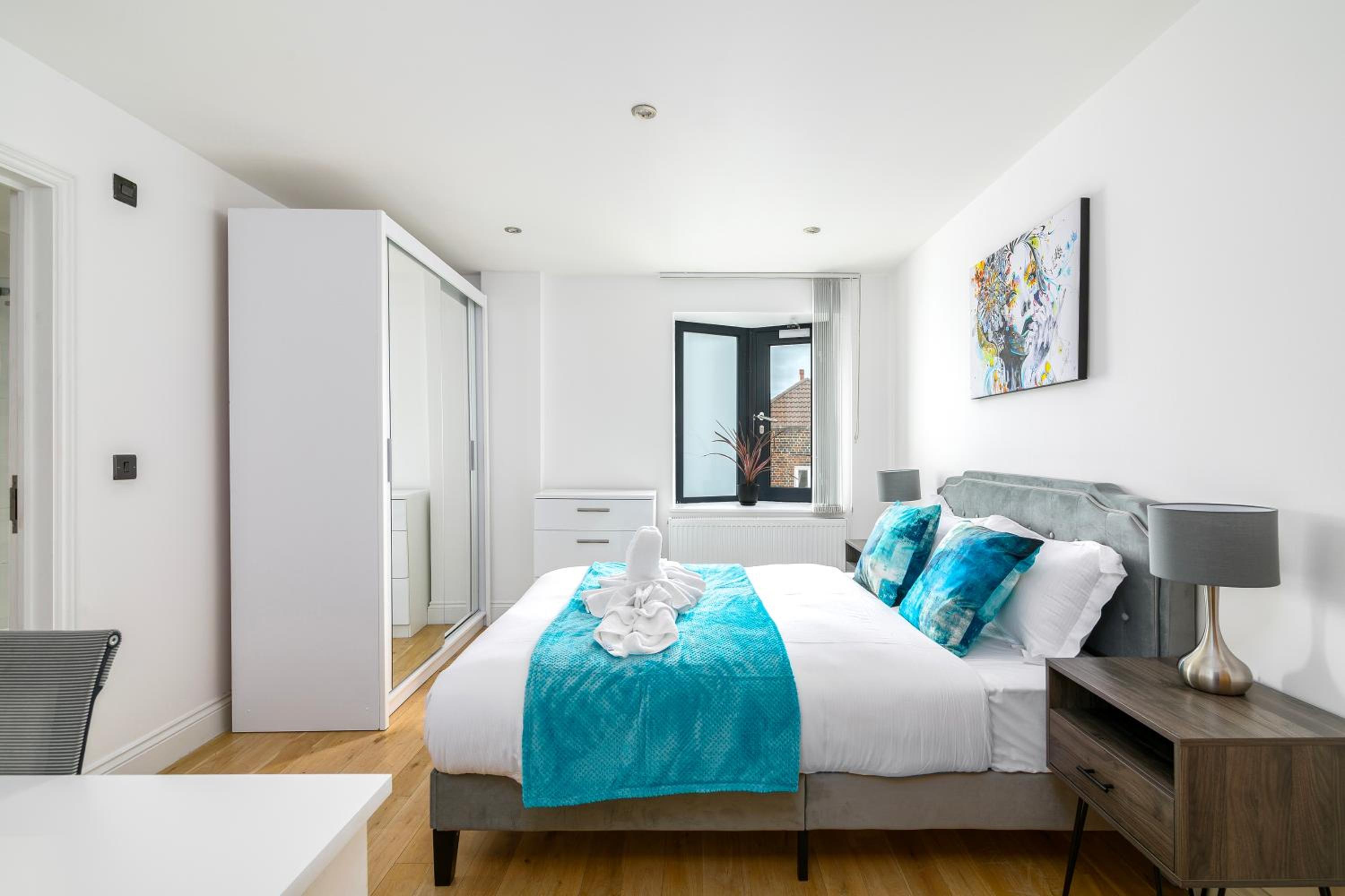Modern Top-Floor 2-Bedroom, 2-Bathroom Apartment with Lift & a Private Balcony, Sleeps 6