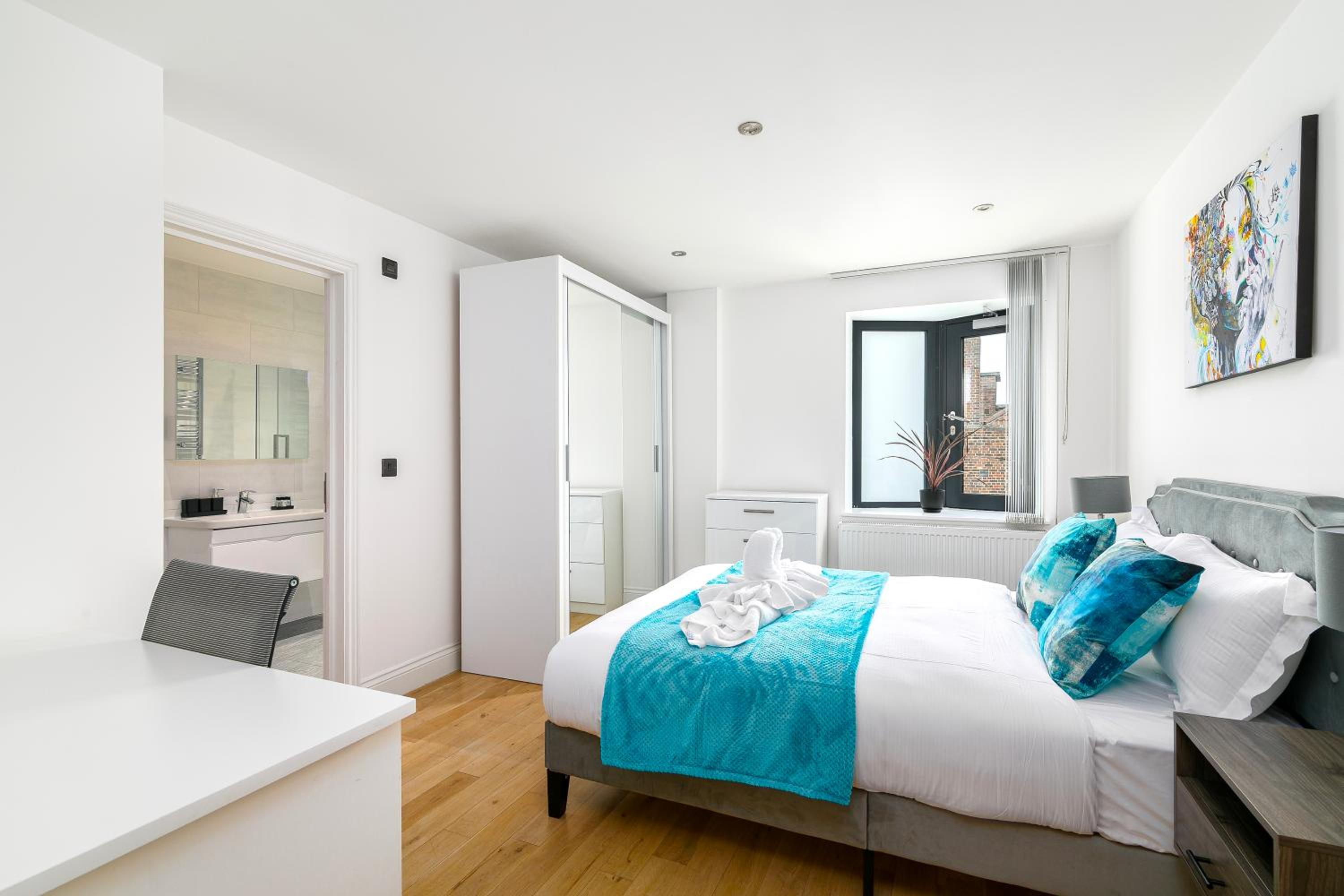 Modern Top-Floor 2-Bedroom, 2-Bathroom Apartment with Lift & a Private Balcony, Sleeps 6