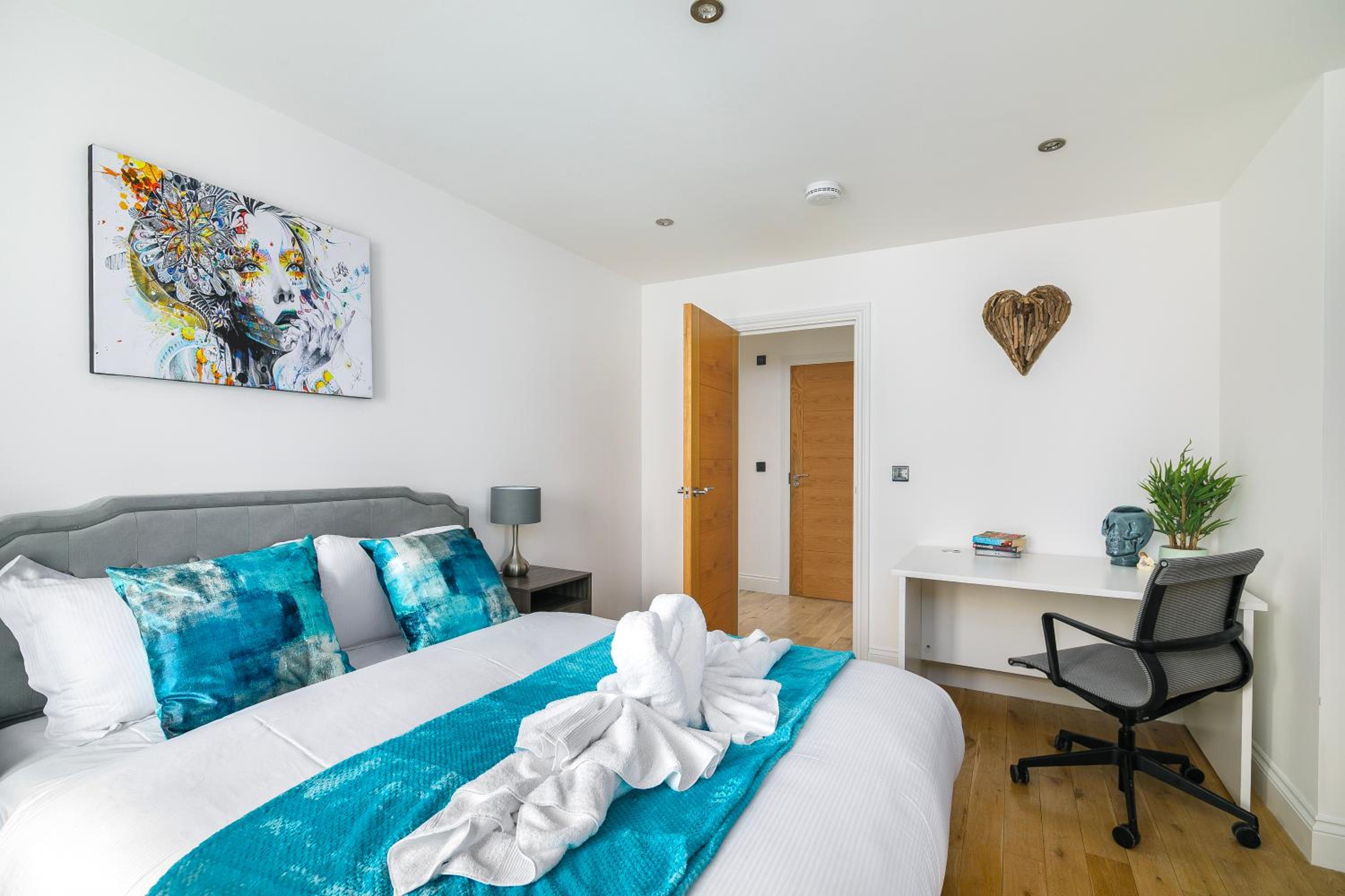 Modern Top-Floor 2-Bedroom, 2-Bathroom Apartment with Lift & a Private Balcony, Sleeps 6