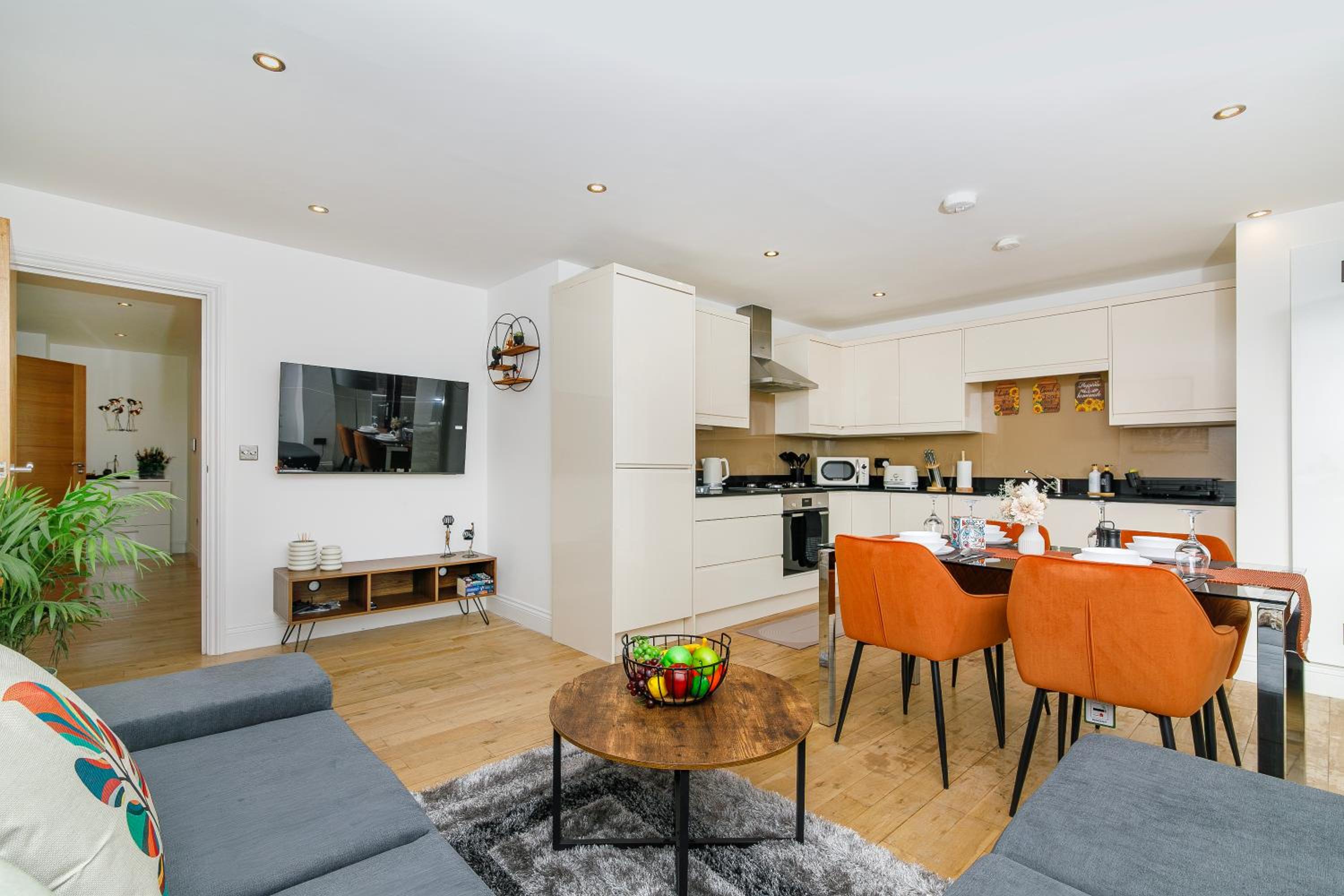 Modern Top-Floor 2-Bedroom, 2-Bathroom Apartment with Lift & a Private Balcony, Sleeps 6