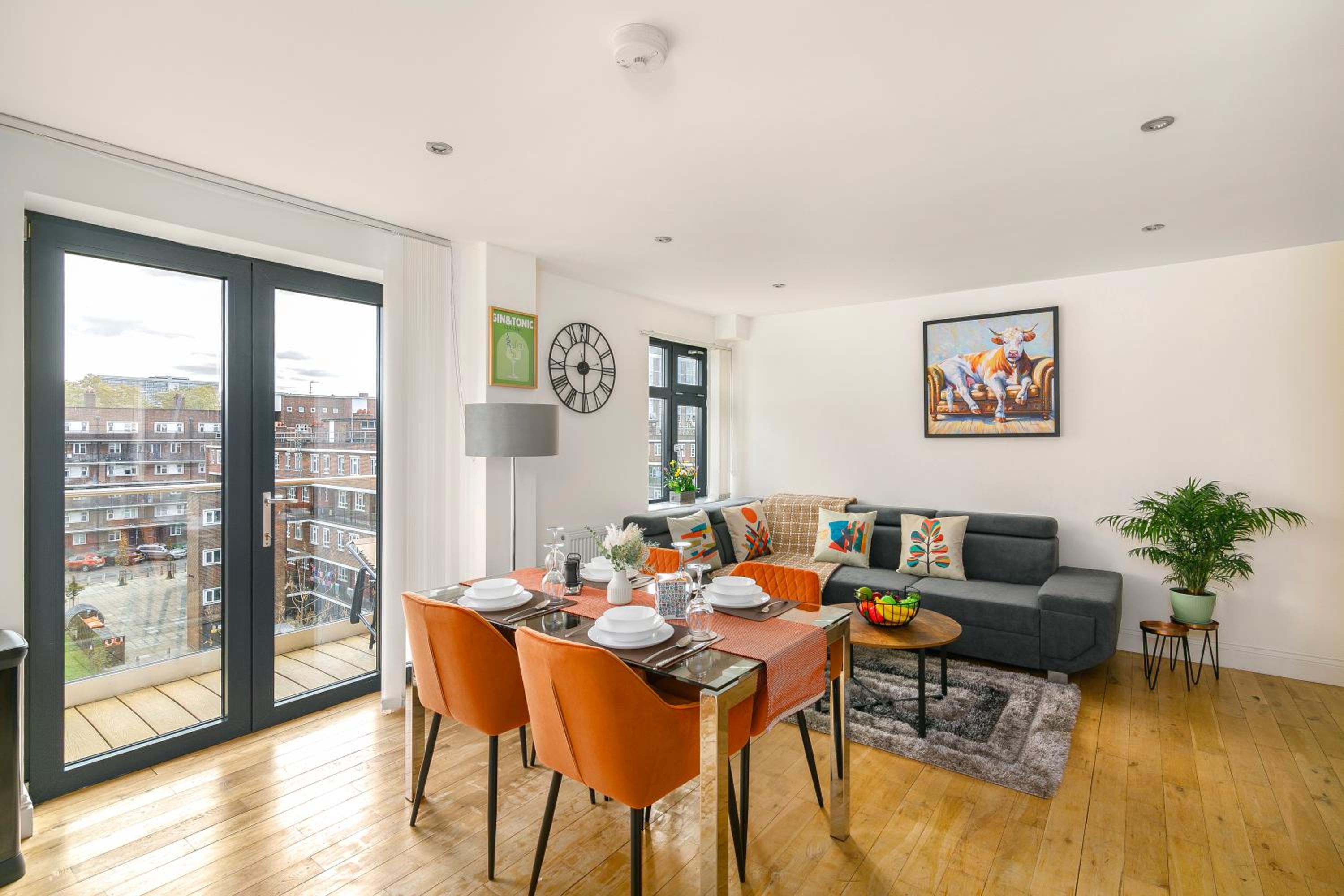 Modern Top-Floor 2-Bedroom, 2-Bathroom Apartment with Lift & a Private Balcony, Sleeps 6