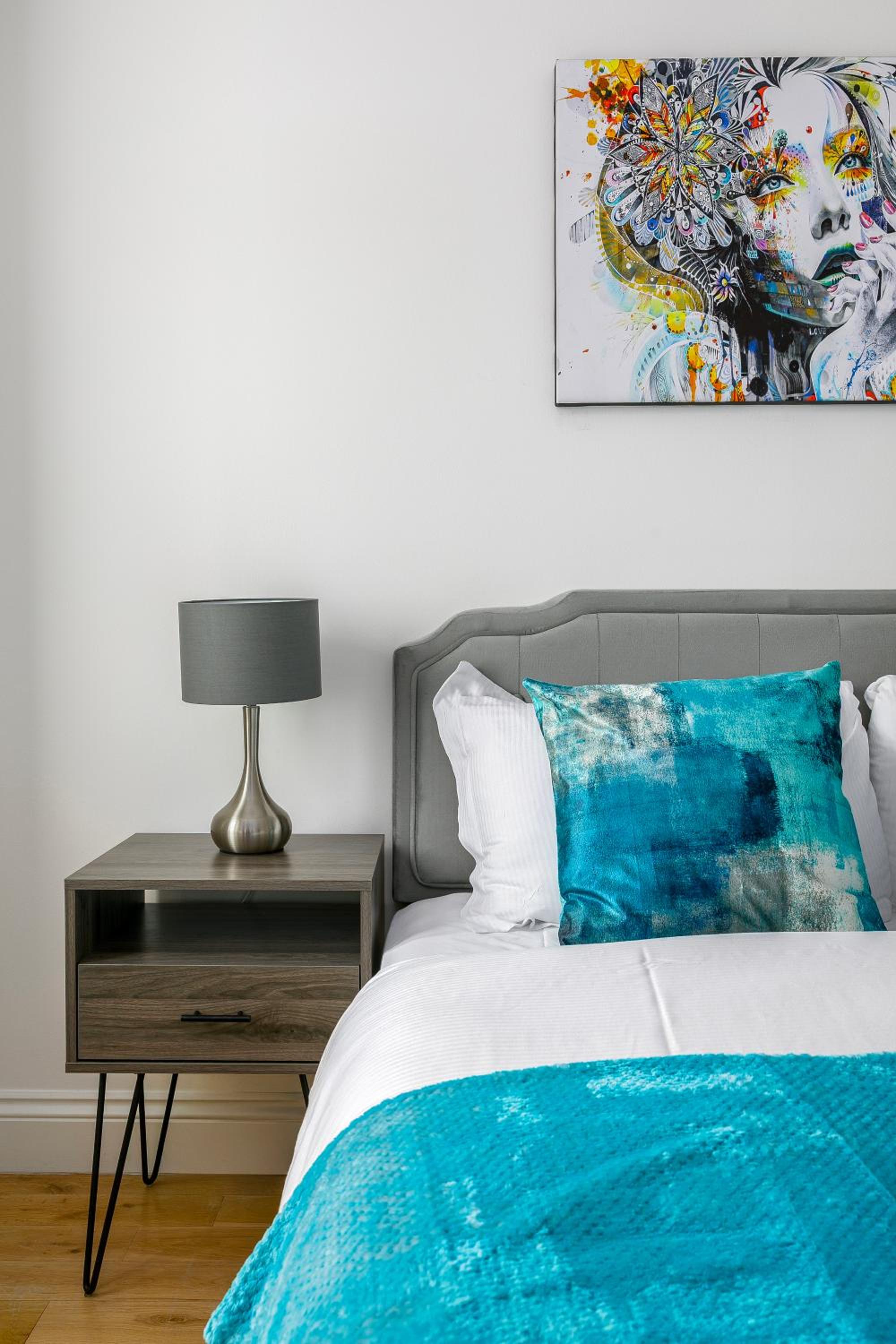 Modern Top-Floor 2-Bedroom, 2-Bathroom Apartment with Lift & a Private Balcony, Sleeps 6