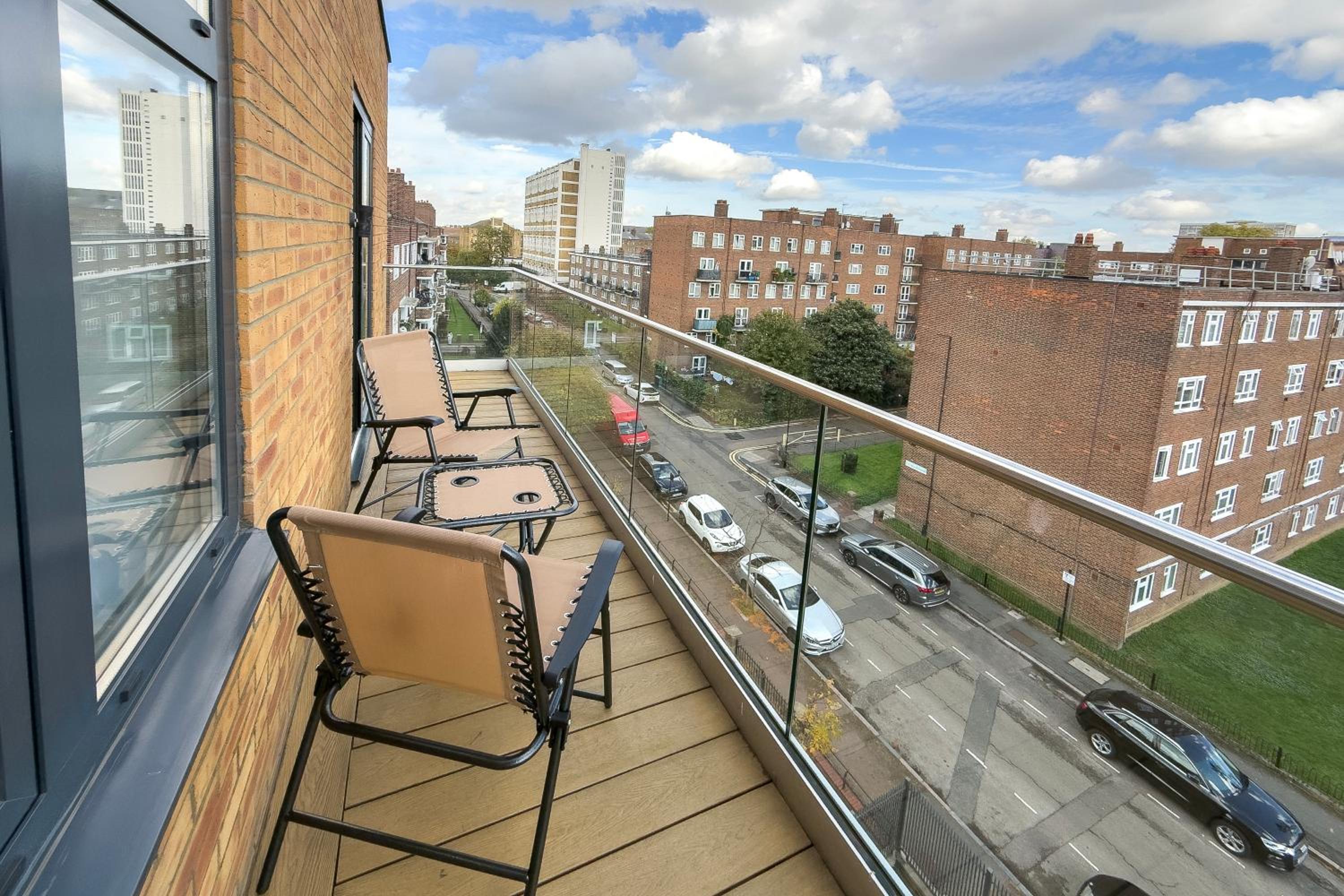 Modern Top-Floor 2-Bedroom, 2-Bathroom Apartment with Lift & a Private Balcony, Sleeps 6