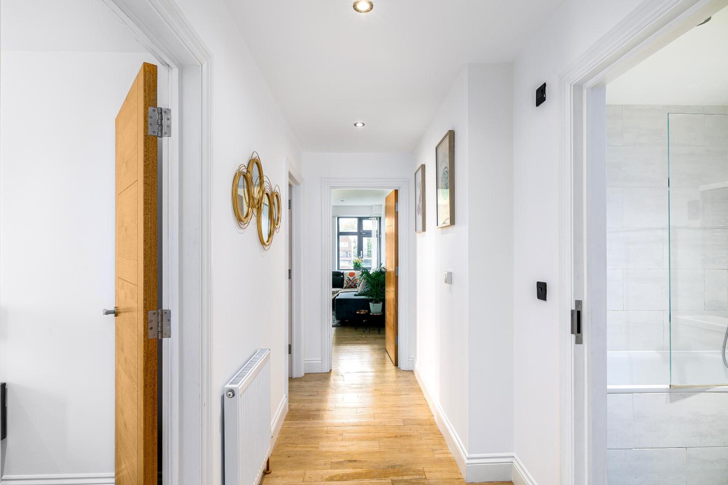 Modern Top-Floor 2-Bedroom, 2-Bathroom Apartment with Lift & a Private Balcony, Sleeps 6