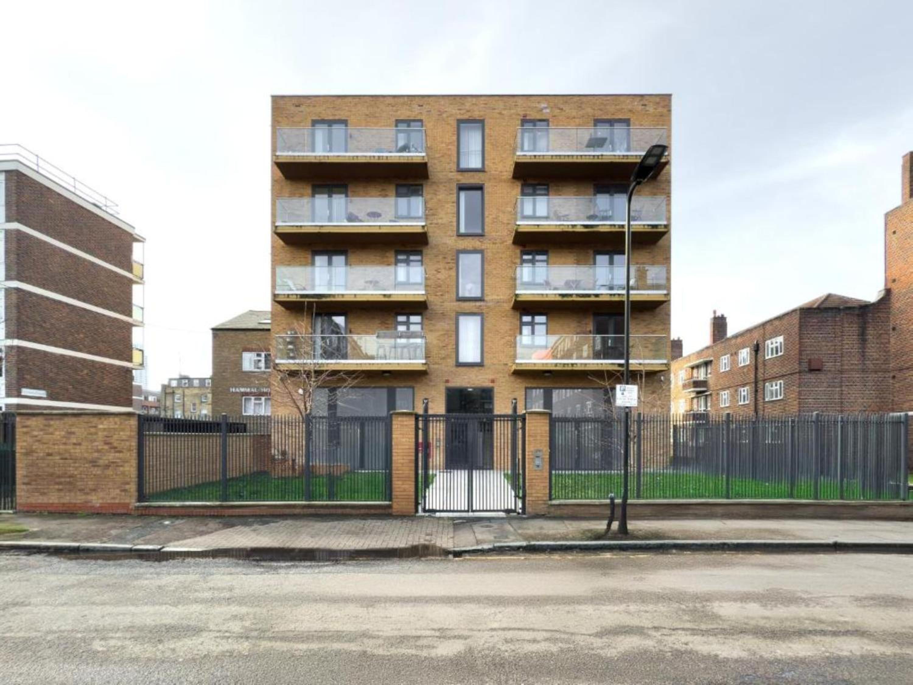 Modern Top-Floor 2-Bedroom, 2-Bathroom Apartment with Lift & a Private Balcony, Sleeps 6