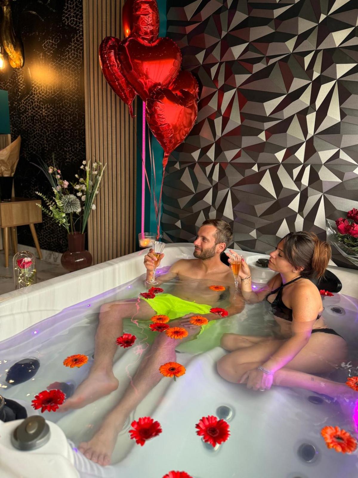 Flower Suite & Spa, air-conditioned and beach