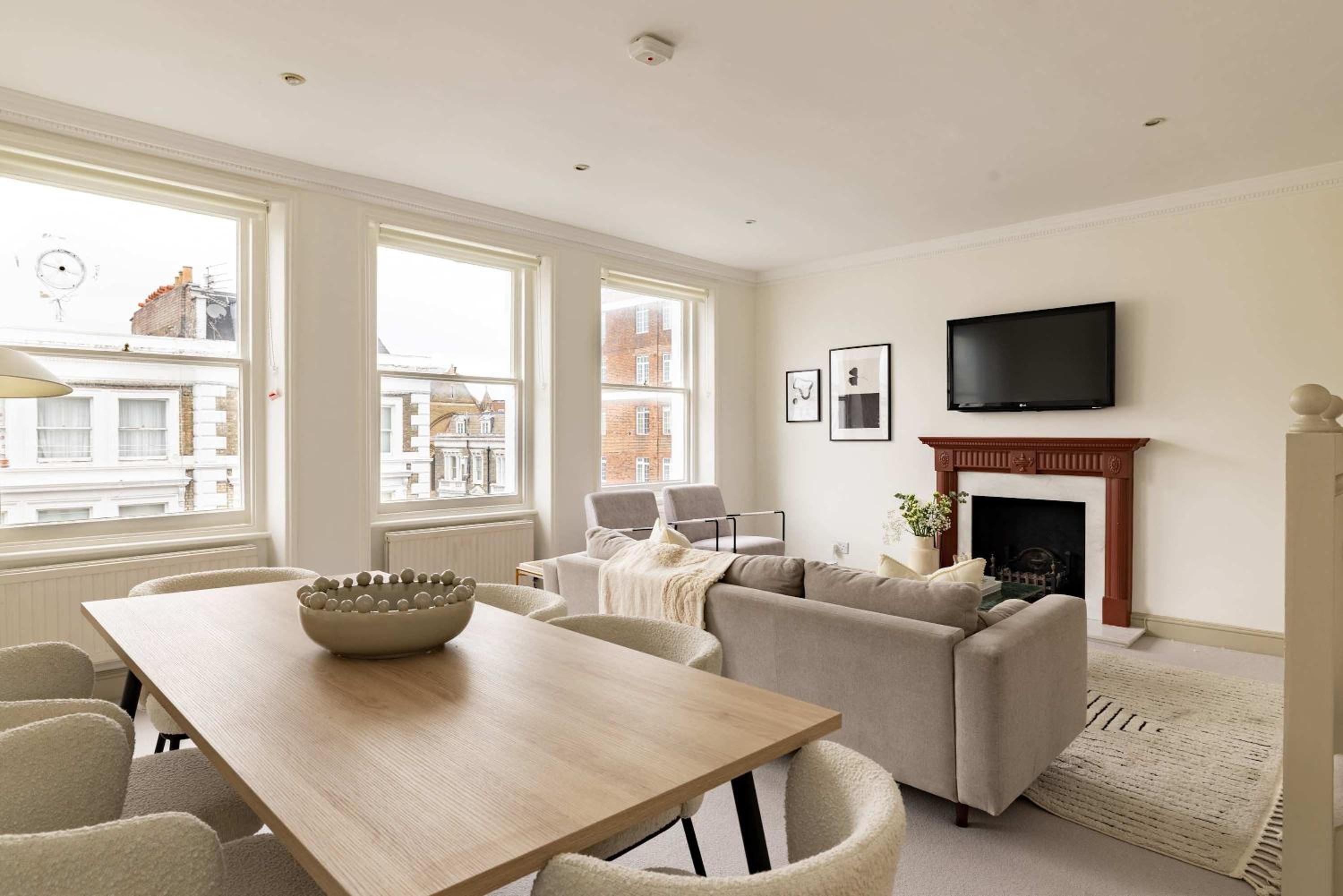 Stylish West Kensington Duplex with Modern Comforts