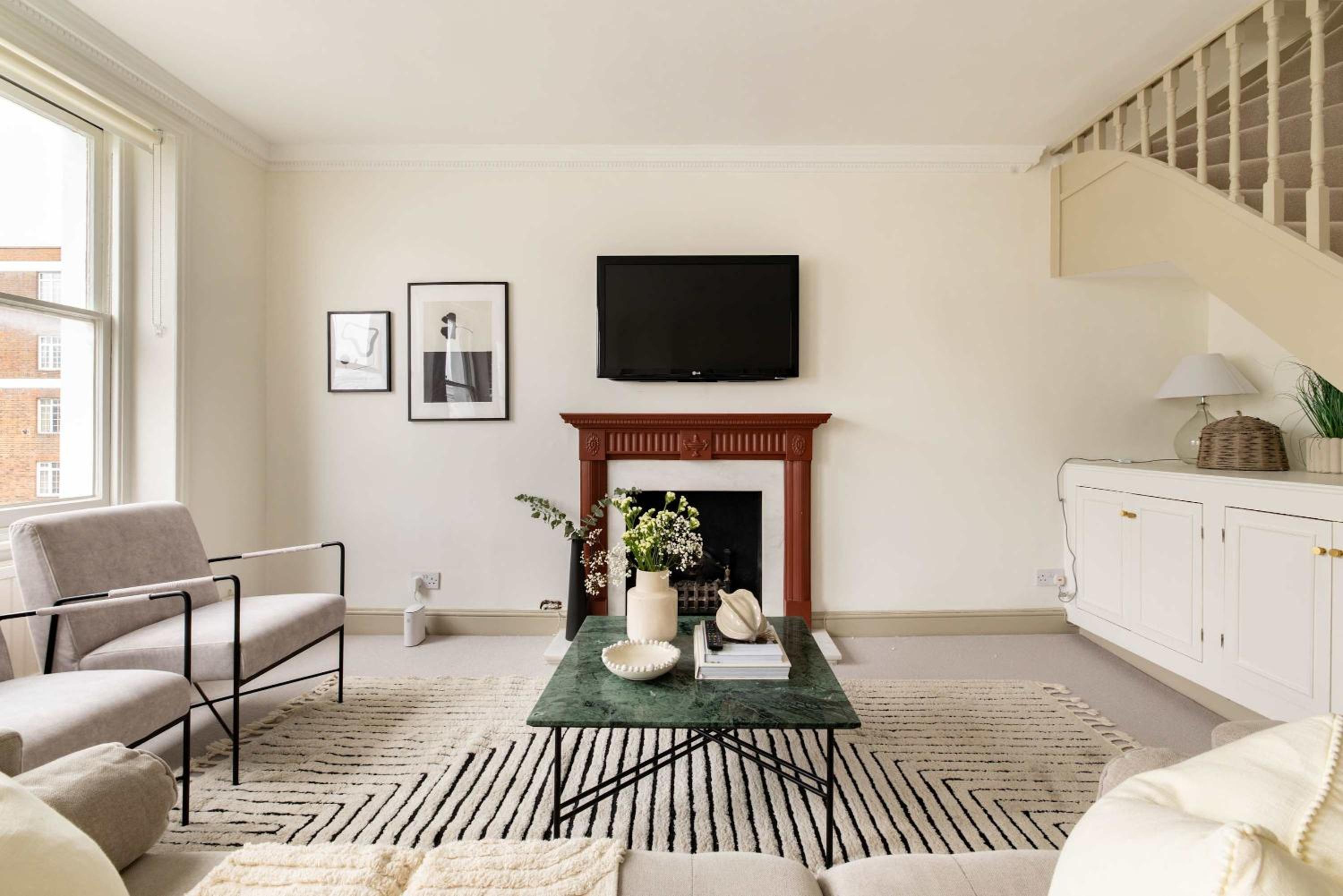 Stylish West Kensington Duplex with Modern Comforts