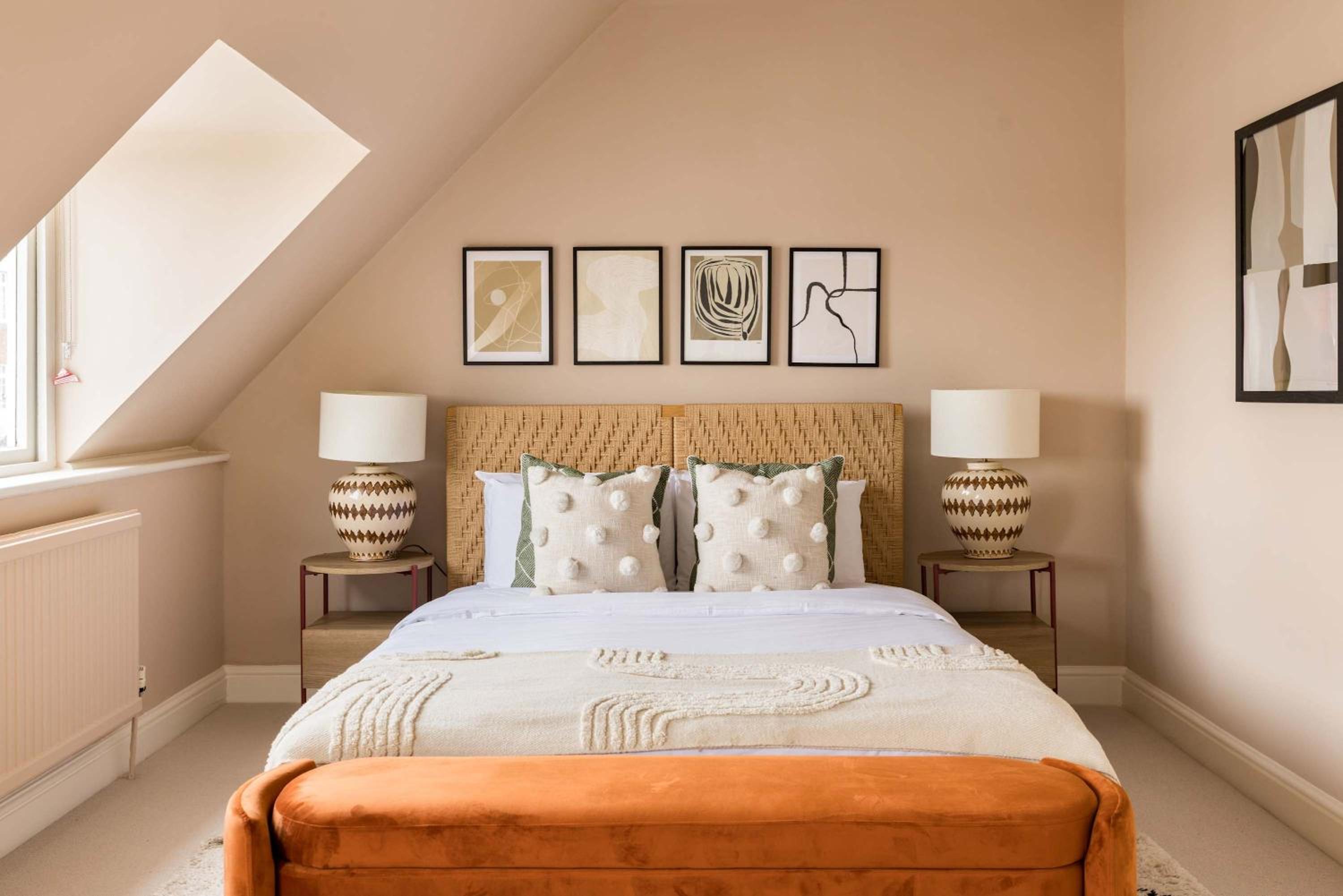 Stylish West Kensington Duplex with Modern Comforts