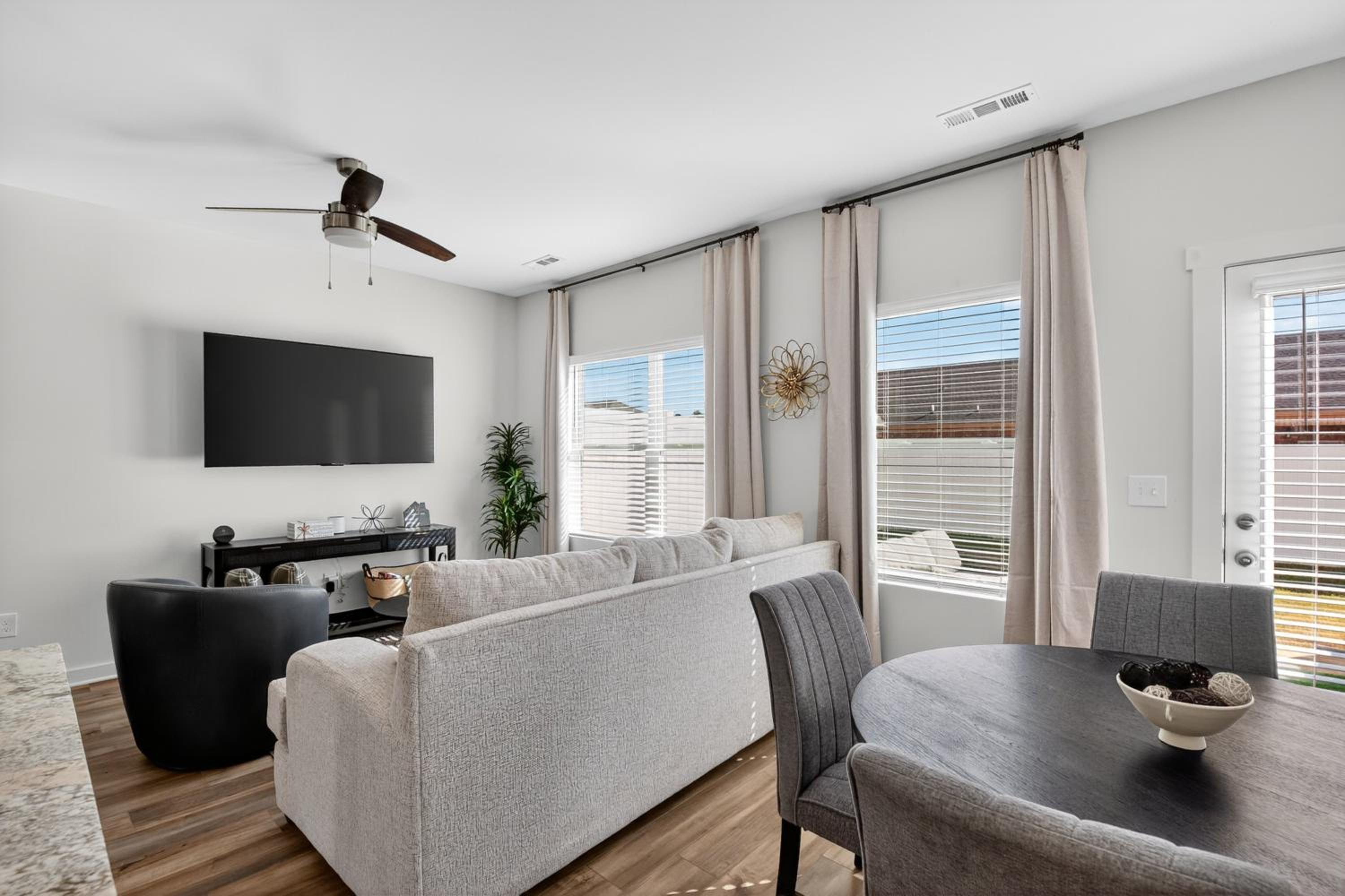 Brand-new Cozy Townhouse - 3BR - 2,5BA - Minutes To Mid City