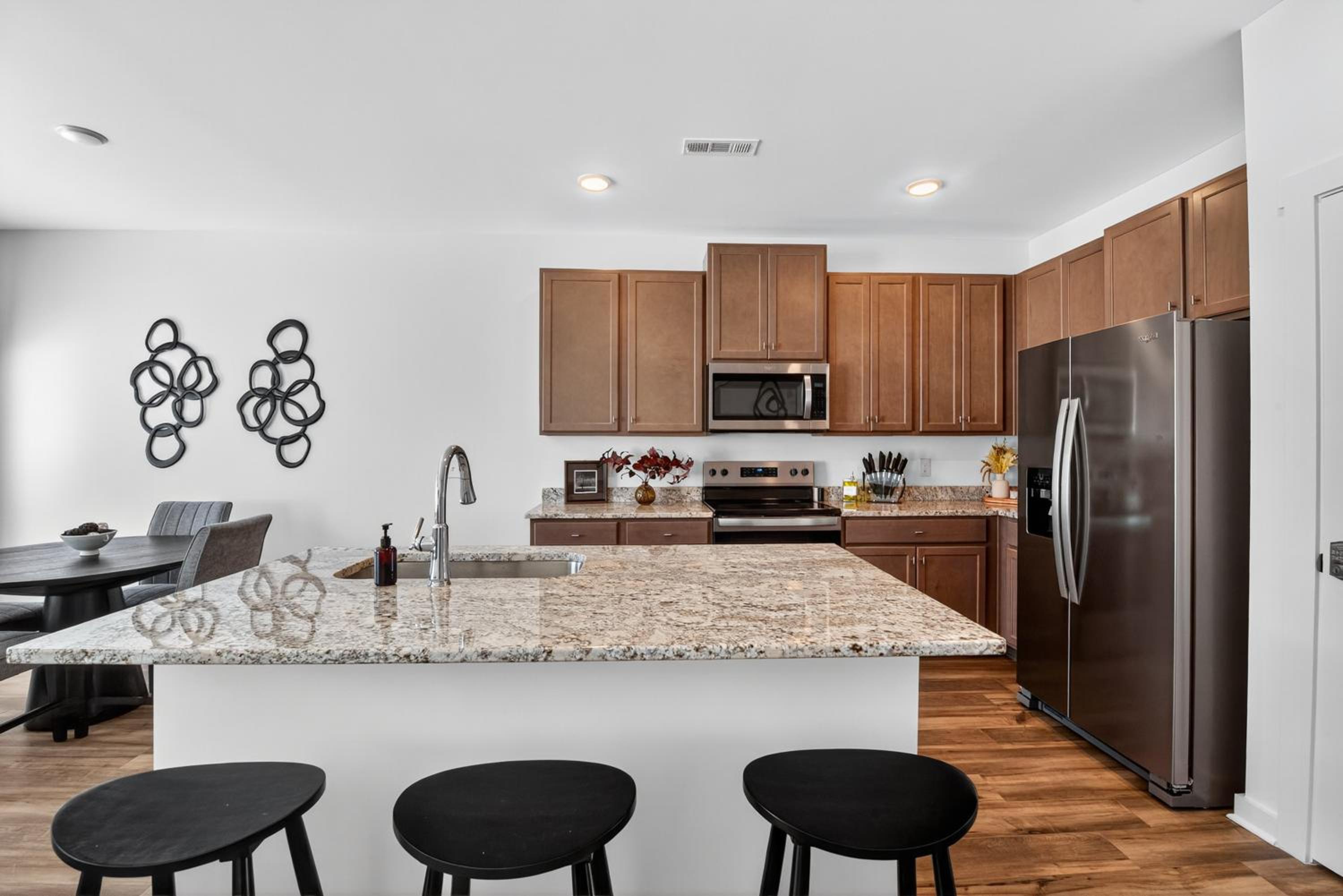 Brand-new Cozy Townhouse - 3BR - 2,5BA - Minutes To Mid City