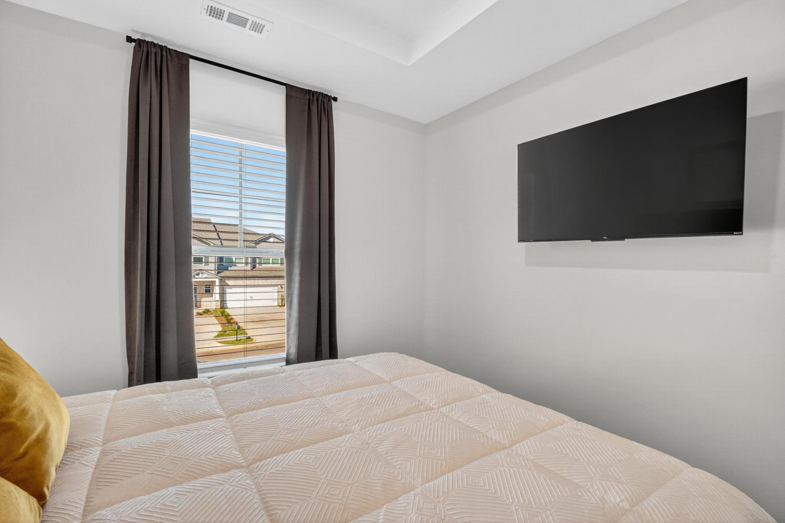 Brand-new Cozy Townhouse - 3BR - 2,5BA - Minutes To Mid City
