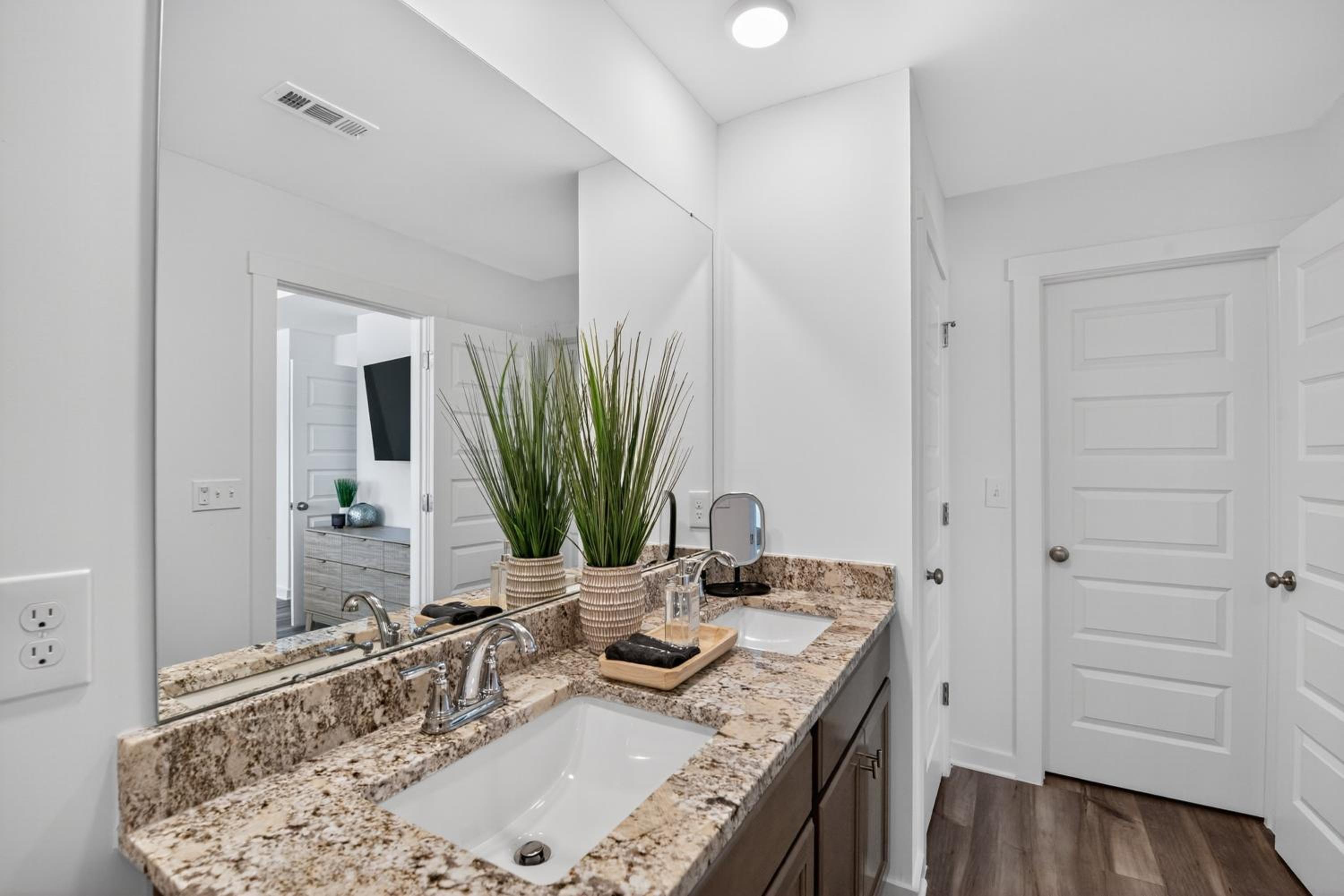 Brand-new Cozy Townhouse - 3BR - 2,5BA - Minutes To Mid City