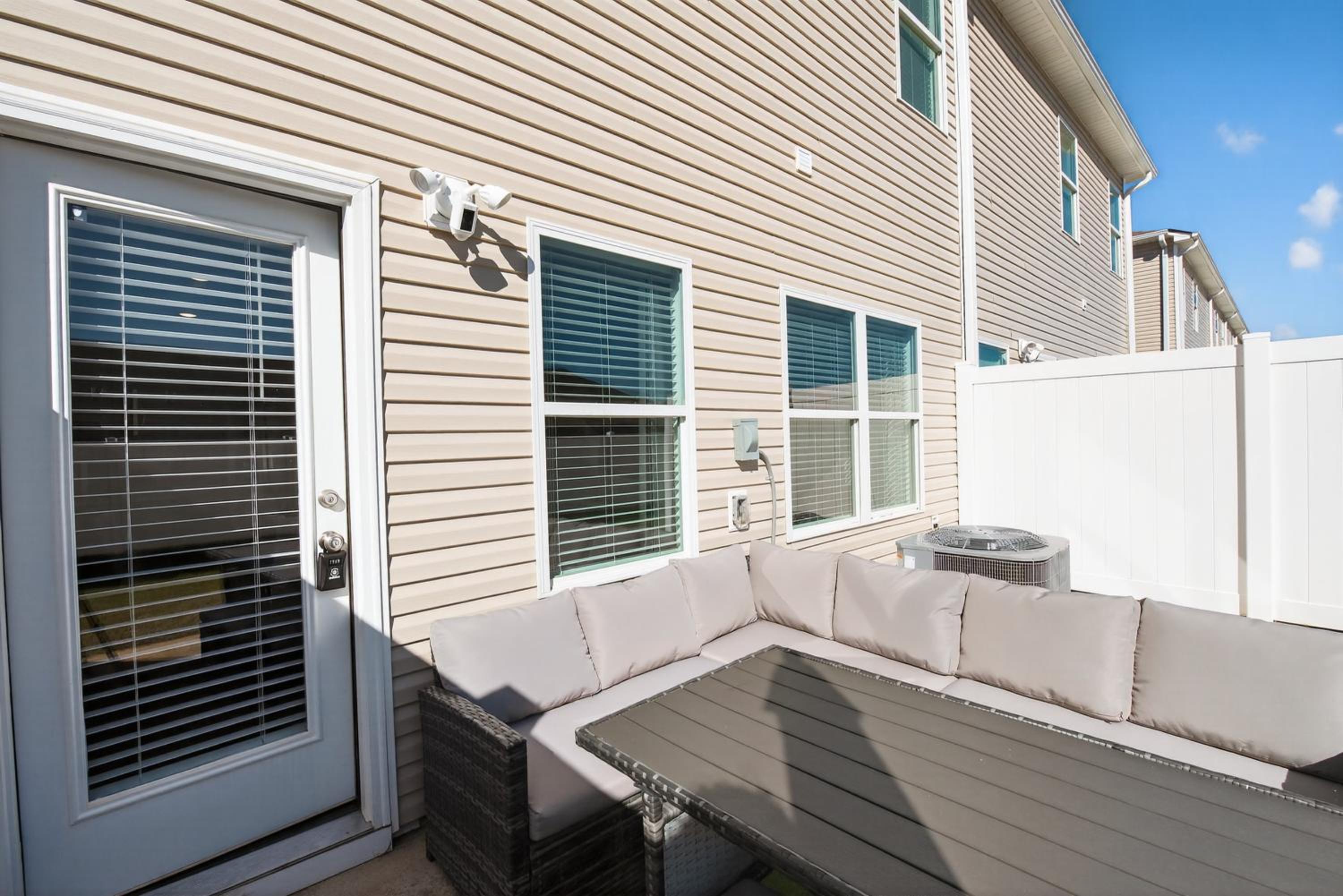 Brand-new Cozy Townhouse - 3BR - 2,5BA - Minutes To Mid City