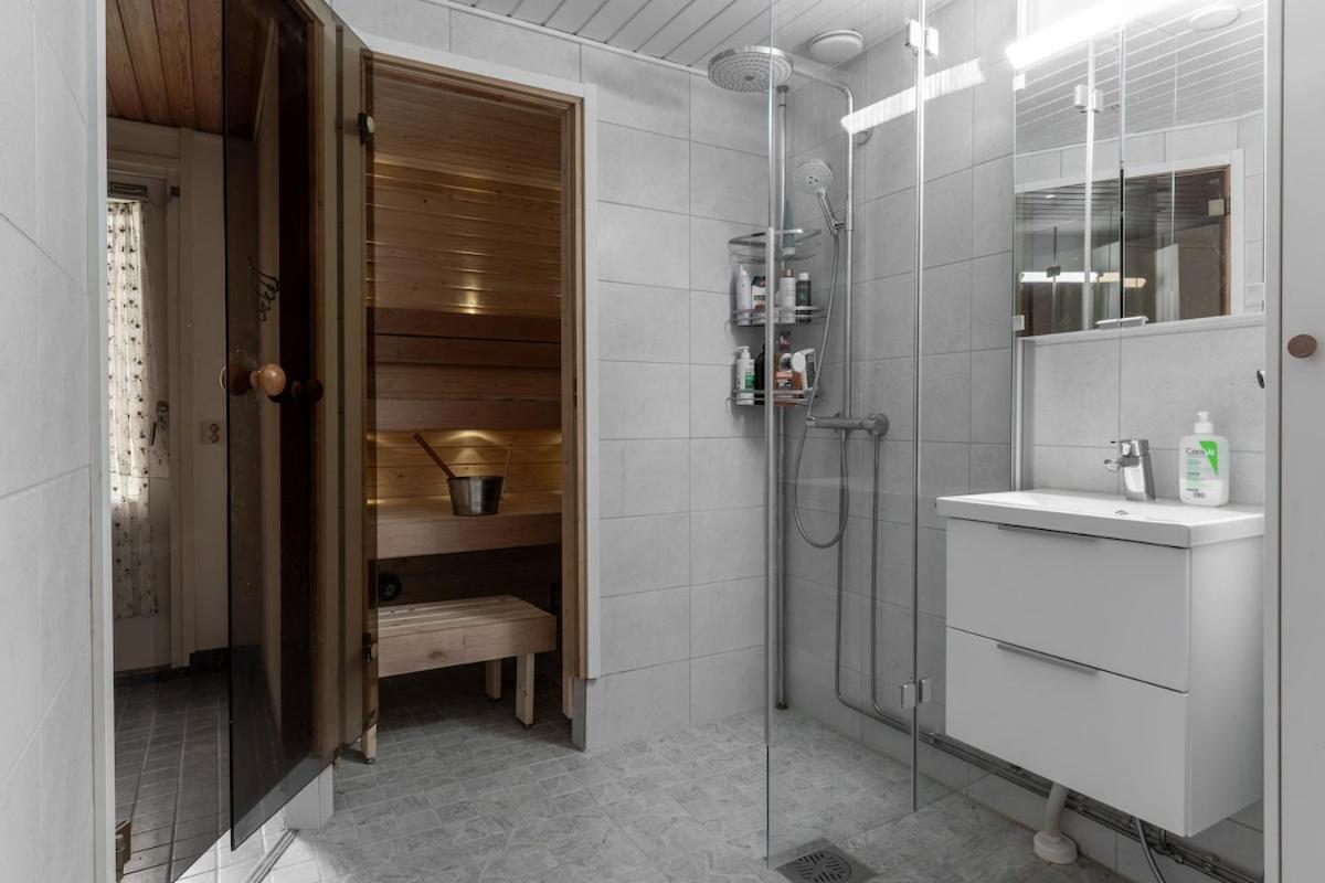 Rovaniemi Spacious Lapland Vacation Home with Private Sauna & Lappish Fire Hut