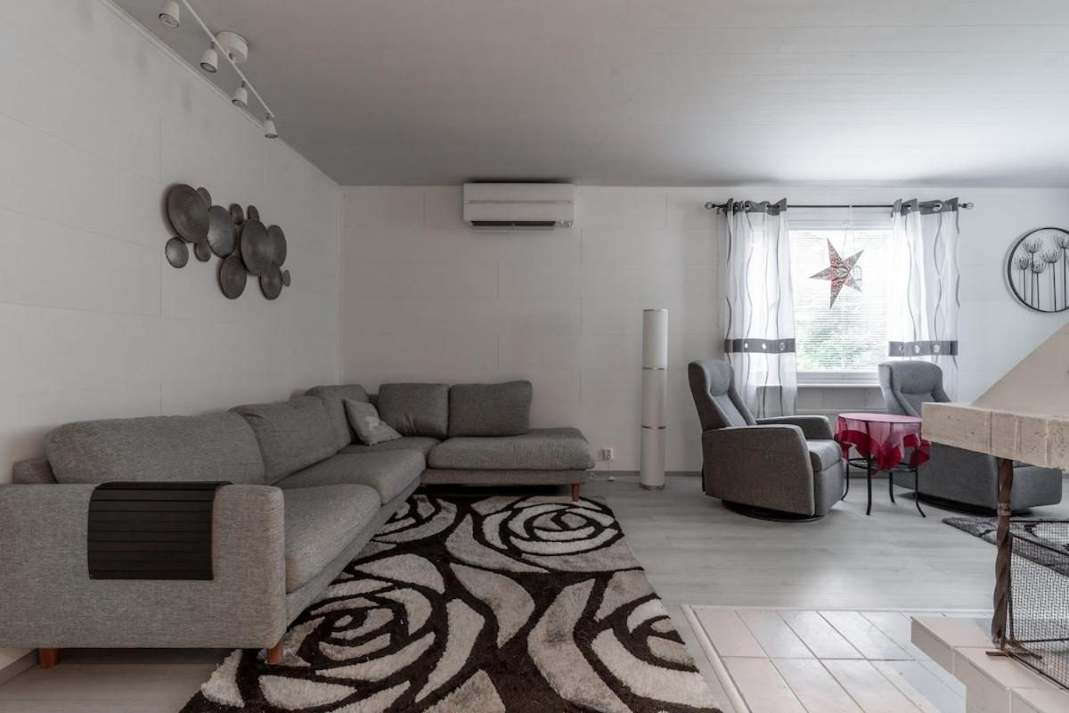 Rovaniemi Spacious Lapland Vacation Home with Private Sauna & Lappish Fire Hut