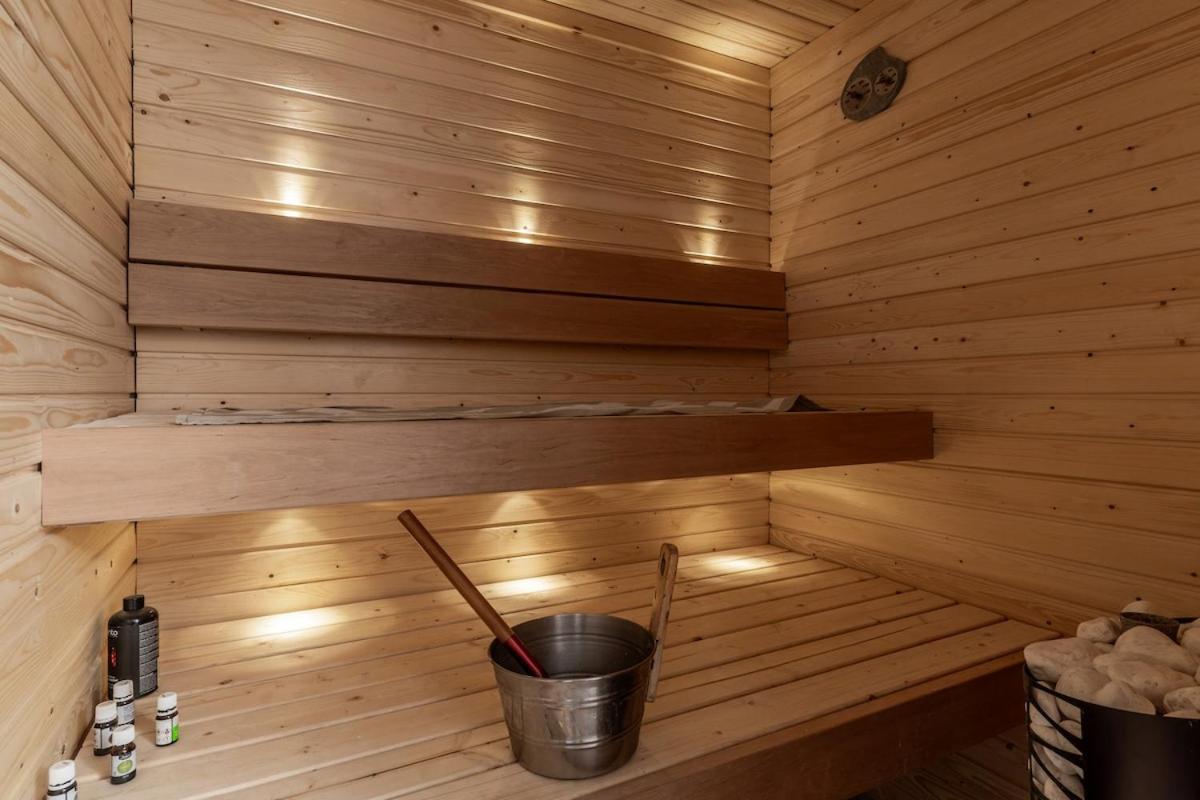 Rovaniemi Spacious Lapland Vacation Home with Private Sauna & Lappish Fire Hut