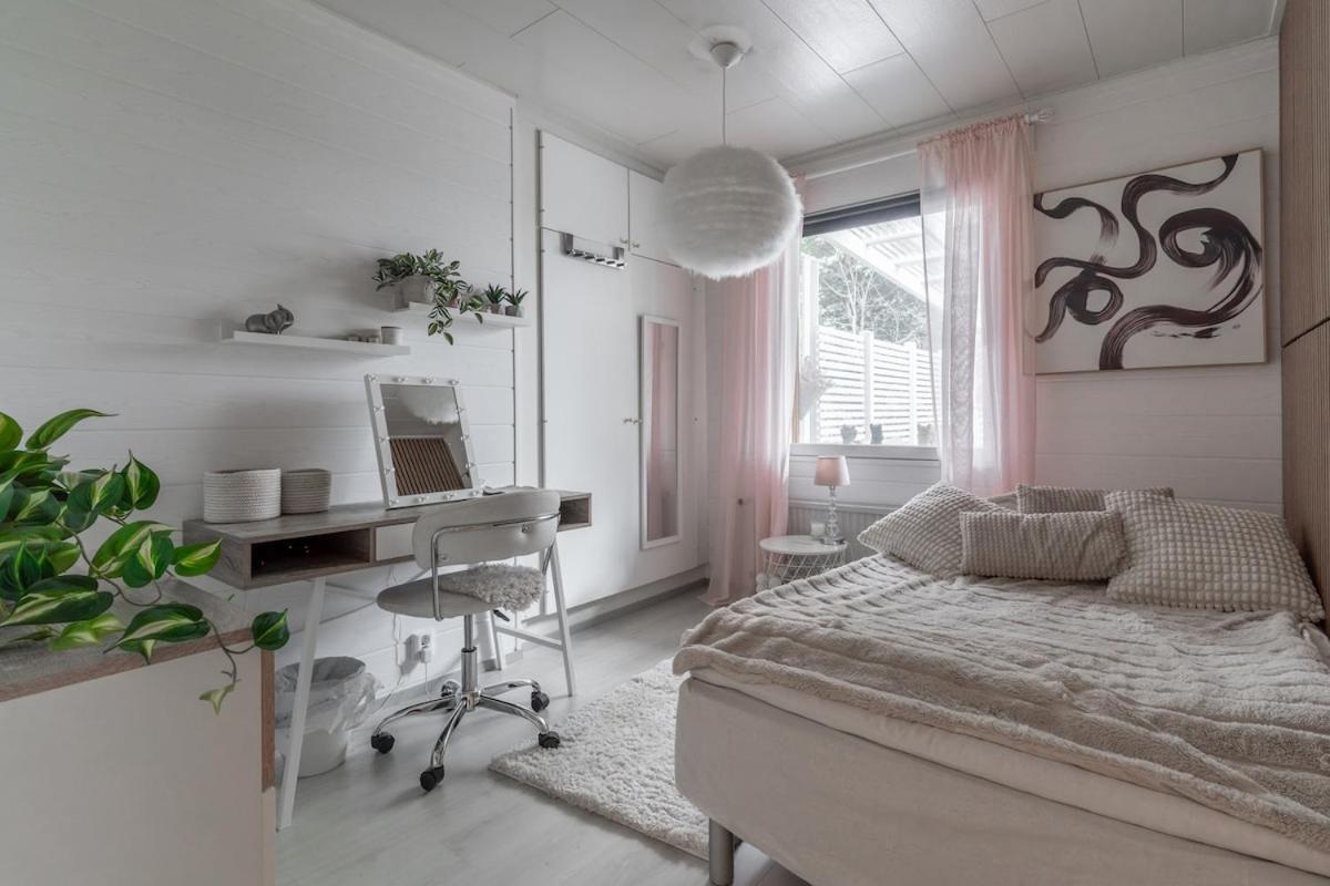 Rovaniemi Spacious Lapland Vacation Home with Private Sauna & Lappish Fire Hut