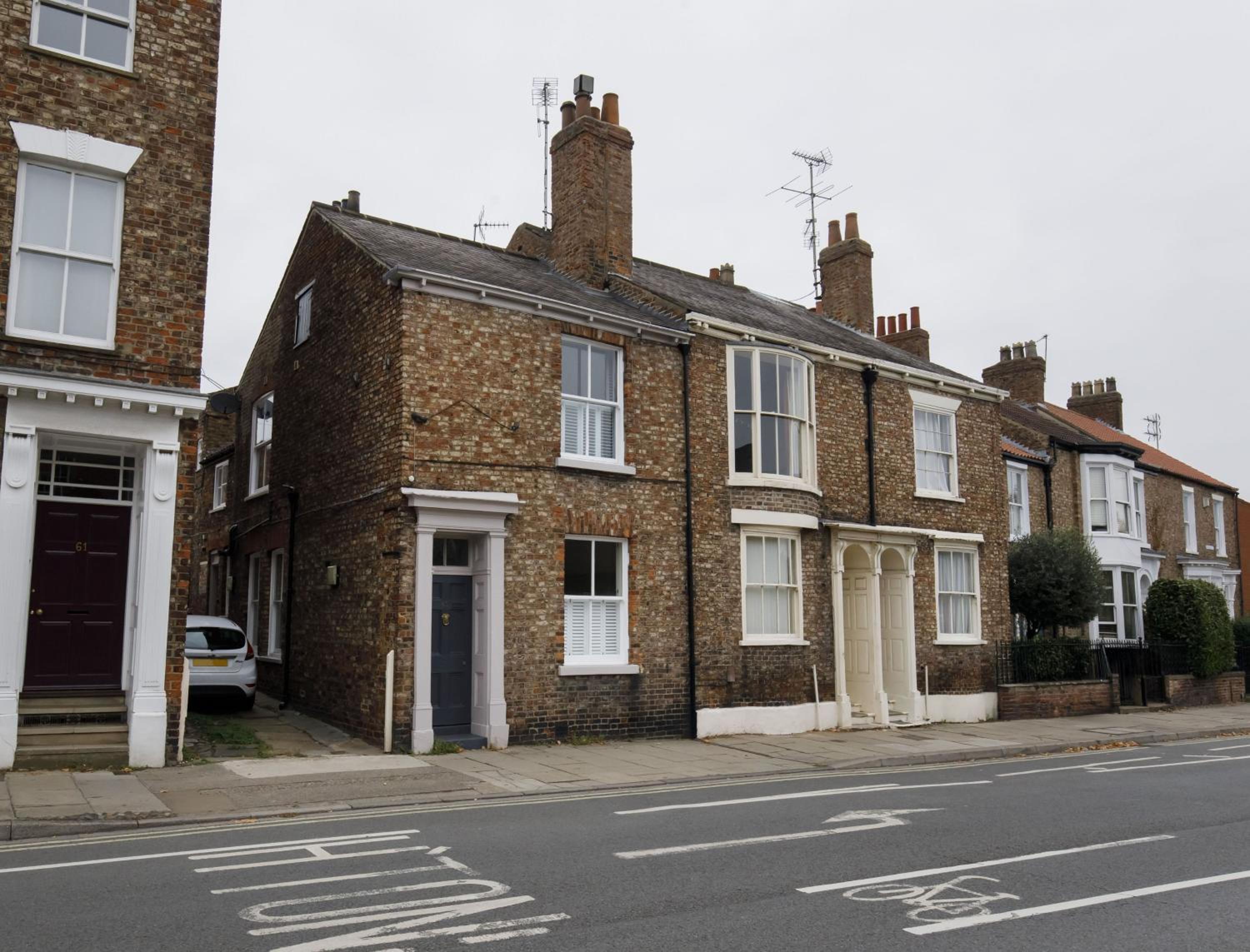 65 Monkgate Sleeps 10 with parking