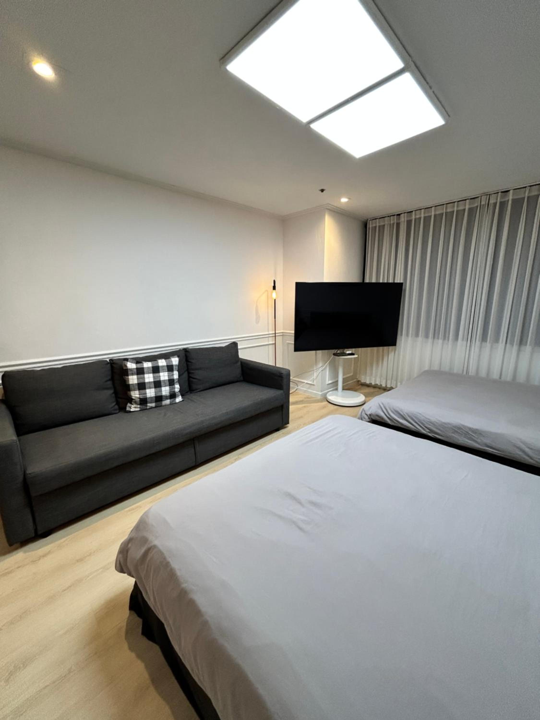 Direct Elevator to Hongik Univ Station, NEW by 13yr Superhost, Professionally Maintained