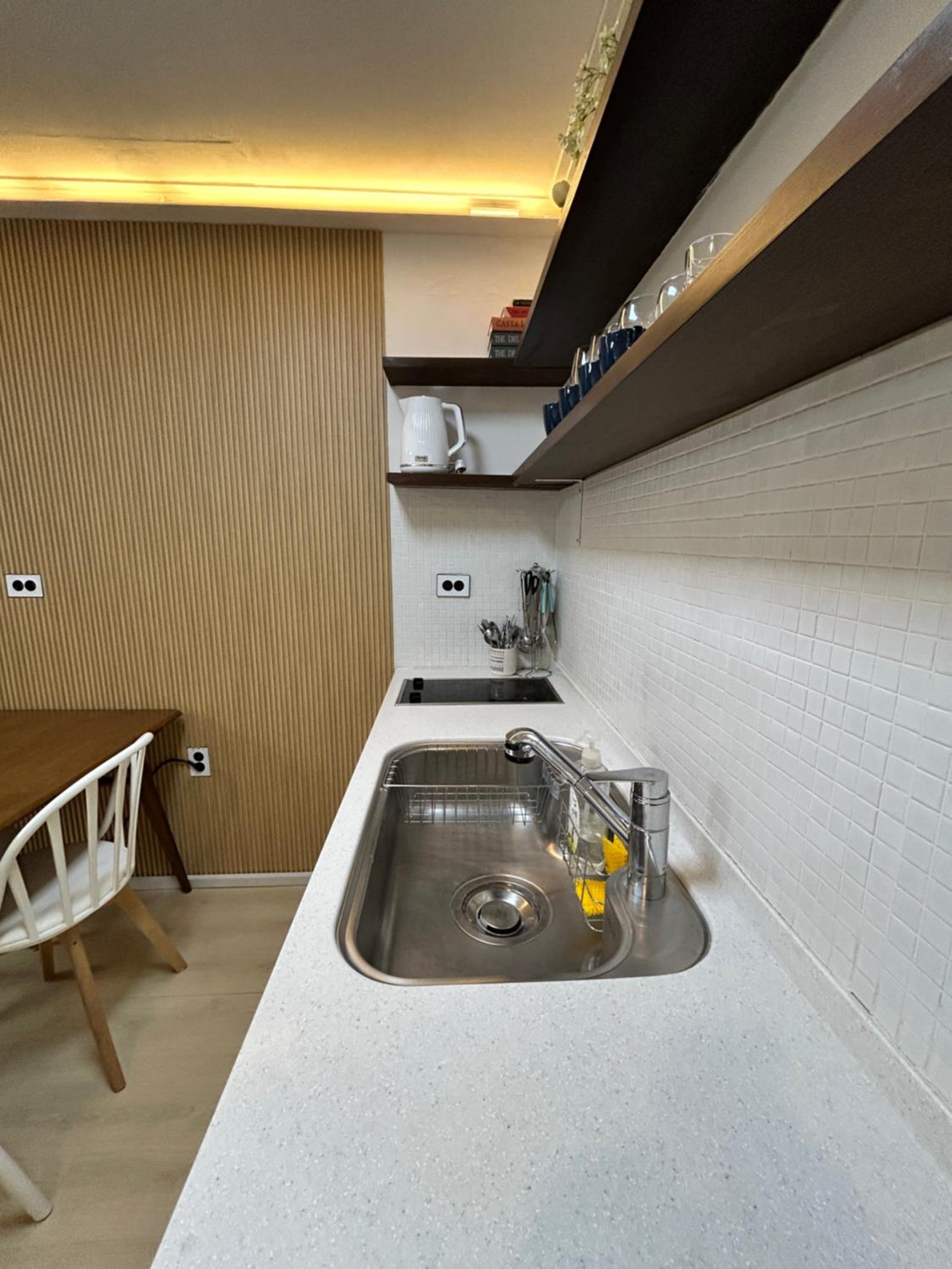 Direct Elevator to Hongik Univ Station, NEW by 13yr Superhost, Professionally Maintained