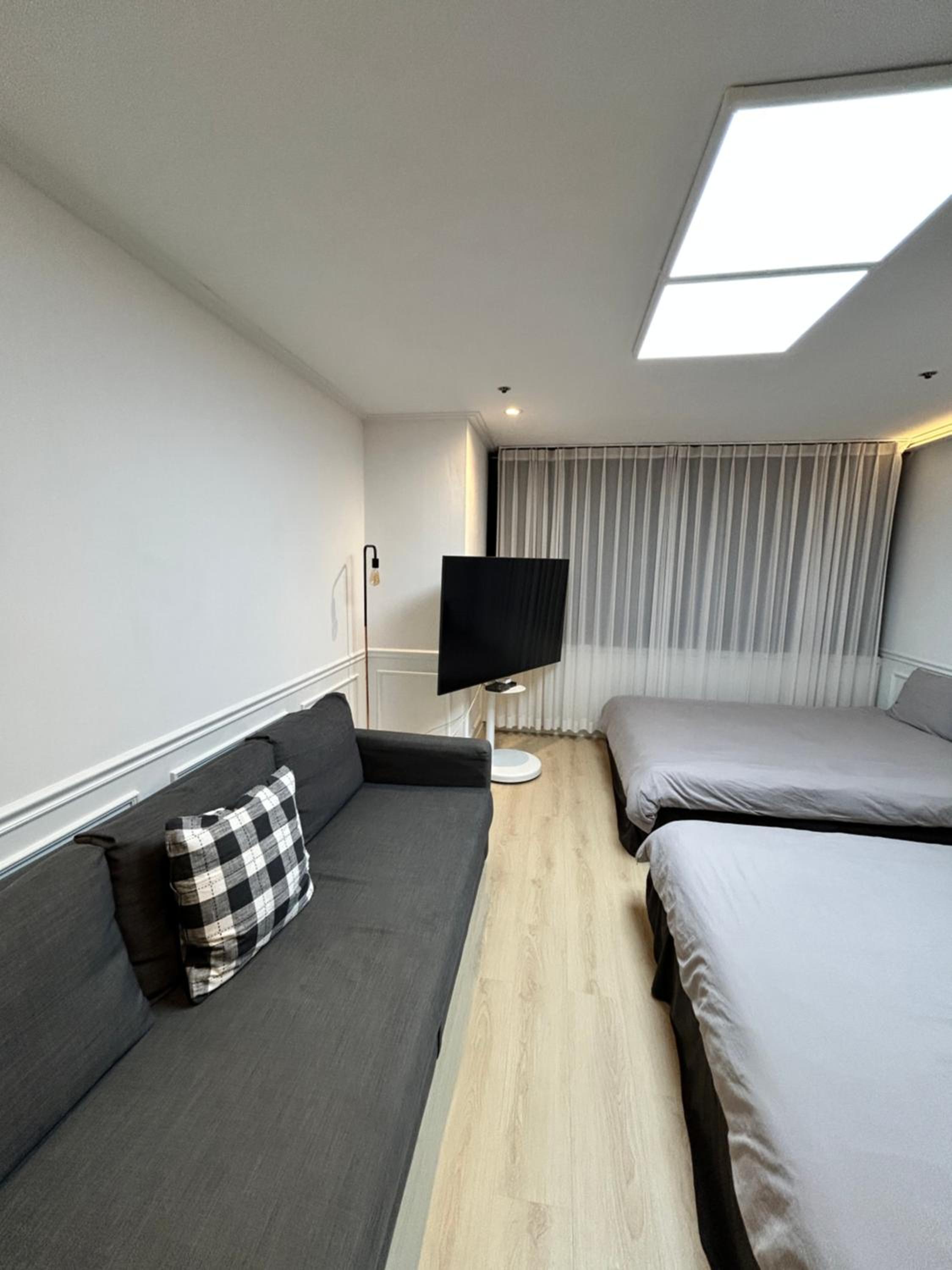 Direct Elevator to Hongik Univ Station, NEW by 13yr Superhost, Professionally Maintained