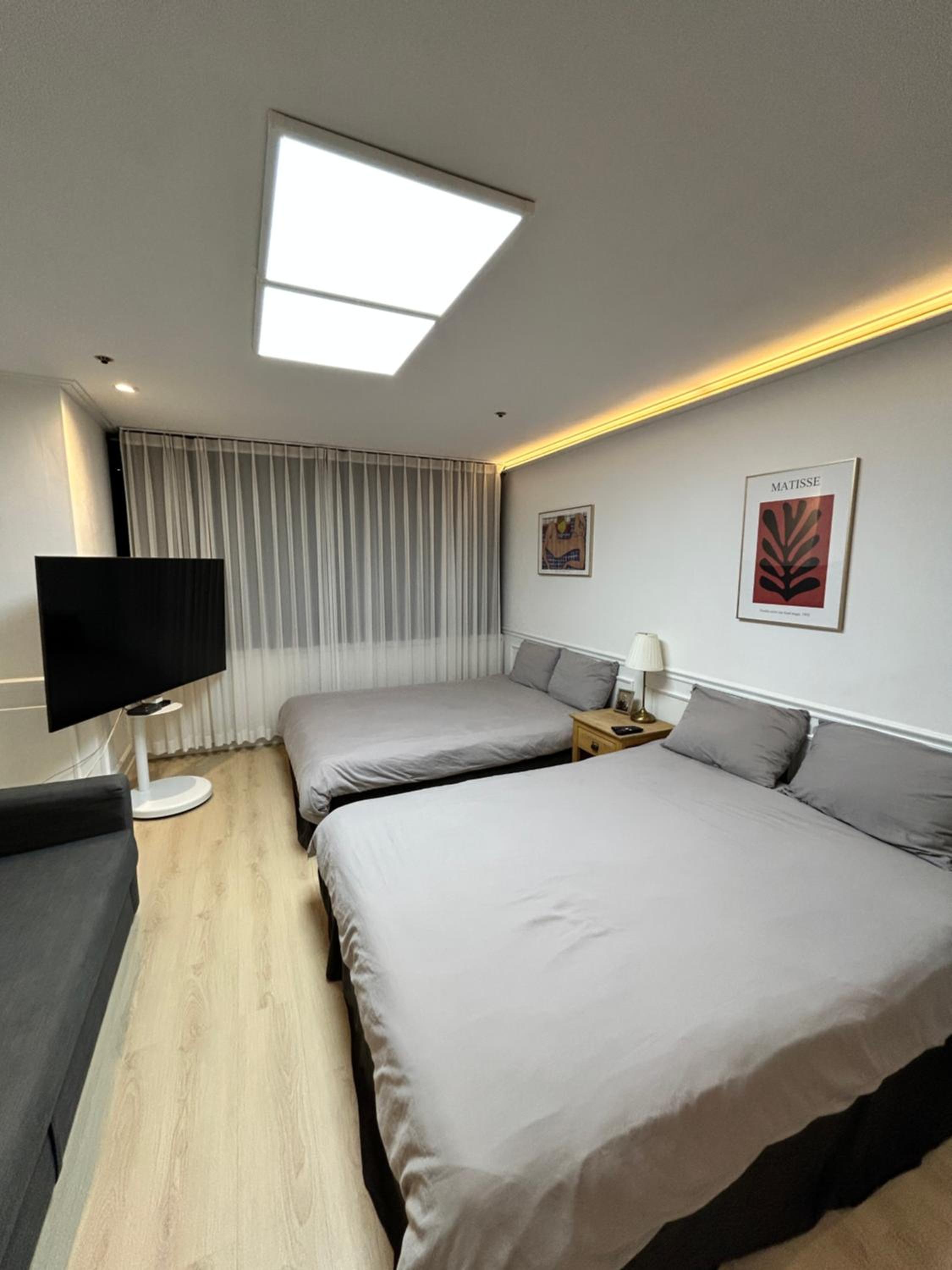 Direct Elevator to Hongik Univ Station, NEW by 13yr Superhost, Professionally Maintained