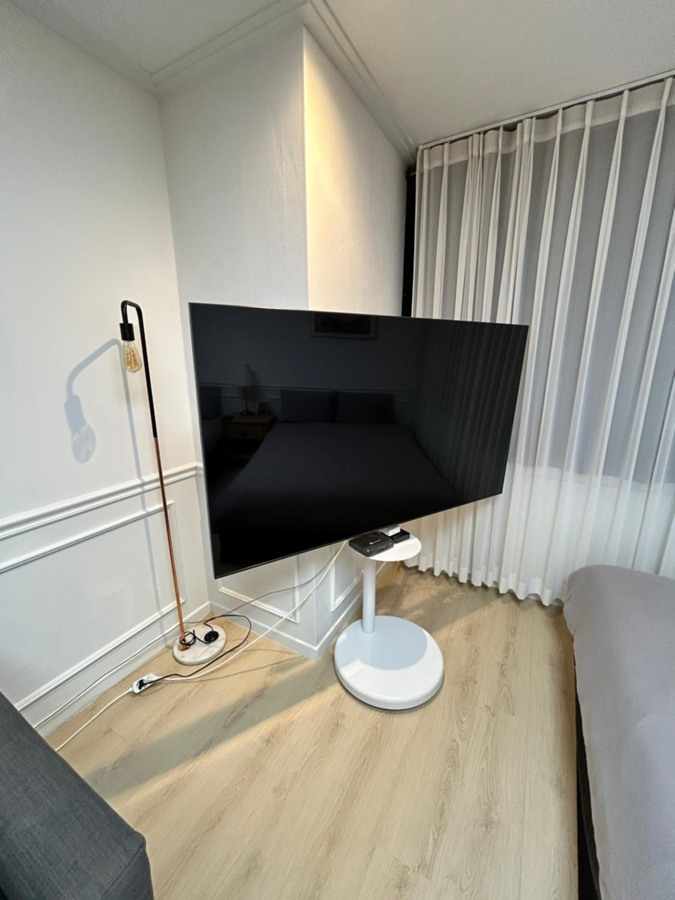 Direct Elevator to Hongik Univ Station, NEW by 13yr Superhost, Professionally Maintained