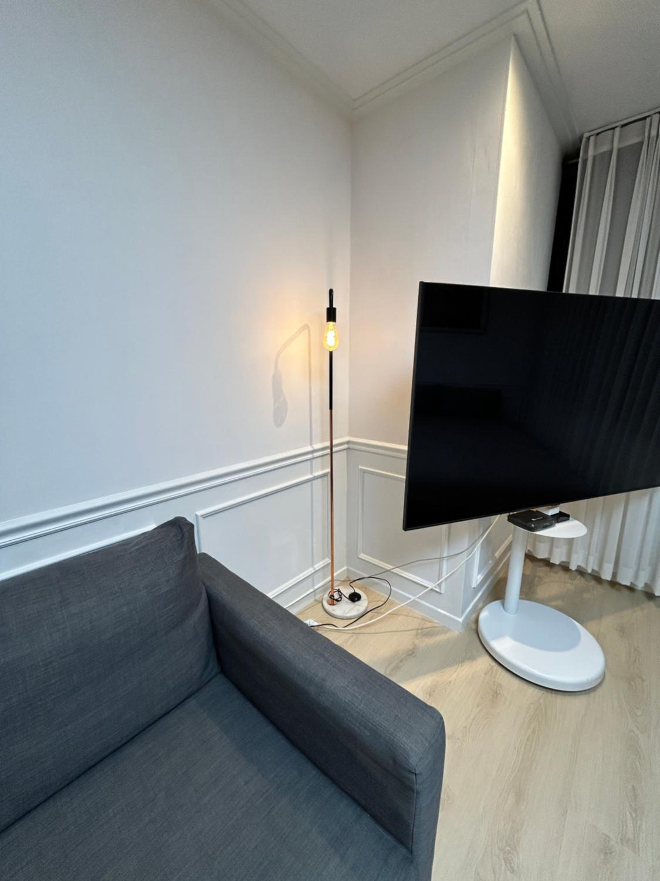 Direct Elevator to Hongik Univ Station, NEW by 13yr Superhost, Professionally Maintained