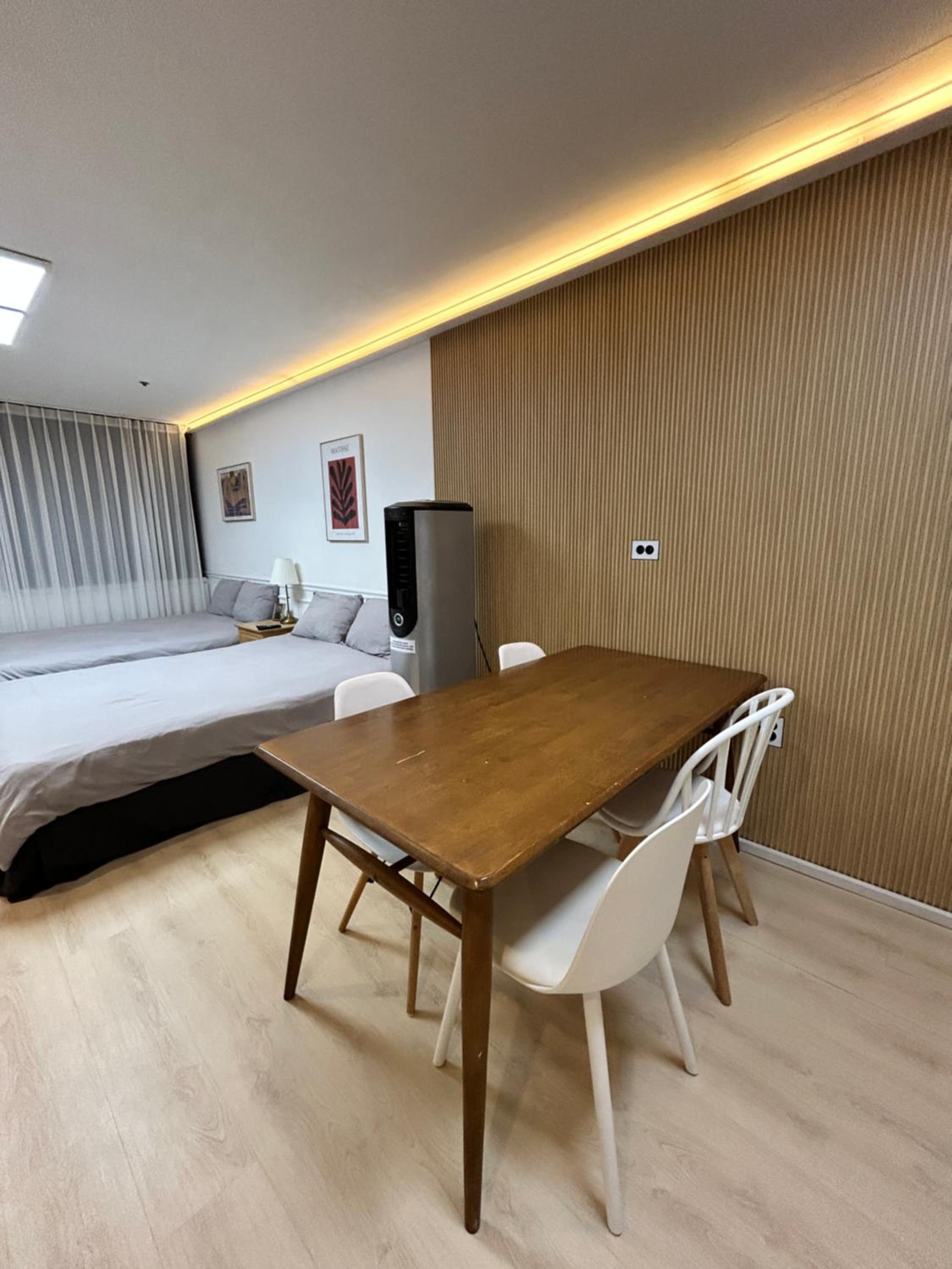 Direct Elevator to Hongik Univ Station, NEW by 13yr Superhost, Professionally Maintained