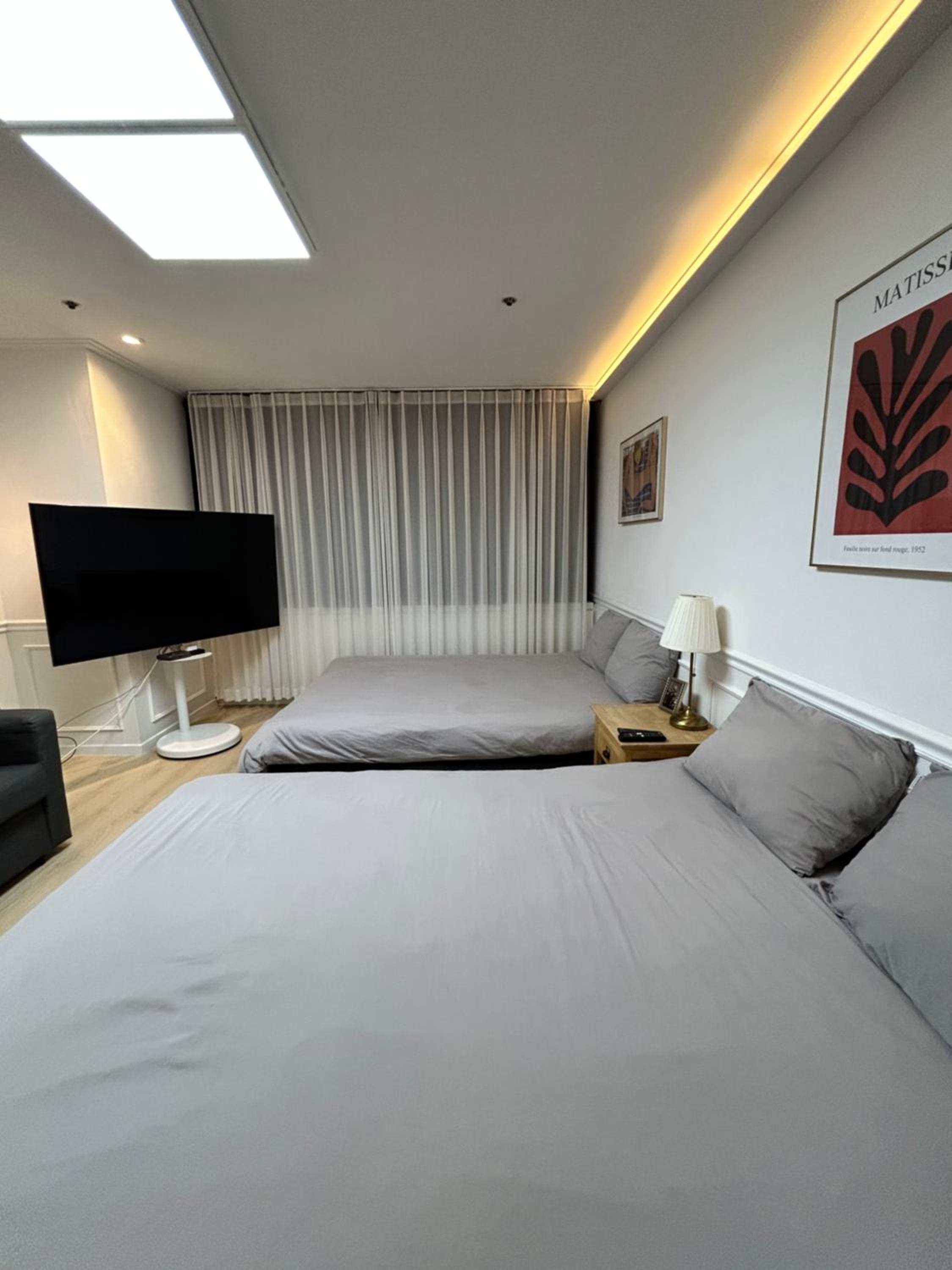Direct Elevator to Hongik Univ Station, NEW by 13yr Superhost, Professionally Maintained