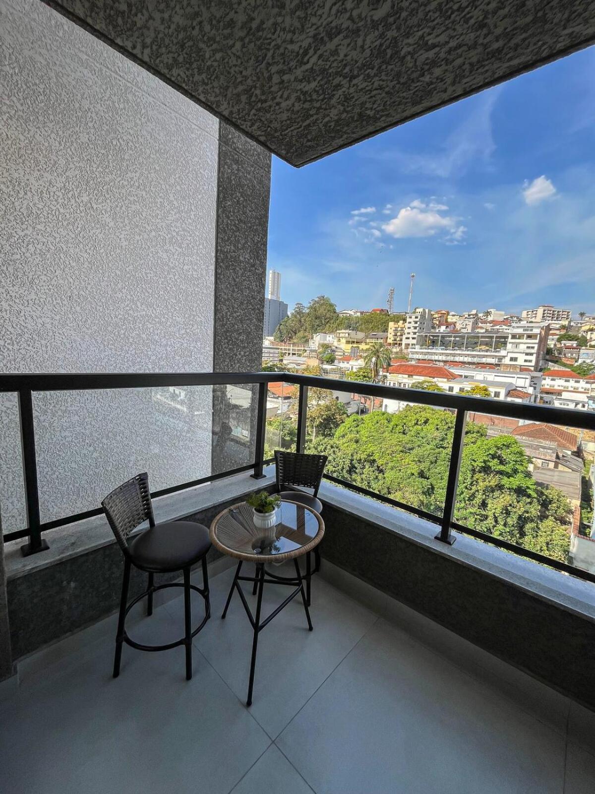 PISCINA, 2qts, 2 banh, varanda c churrasqueira, estacionamento, elevador, portaria