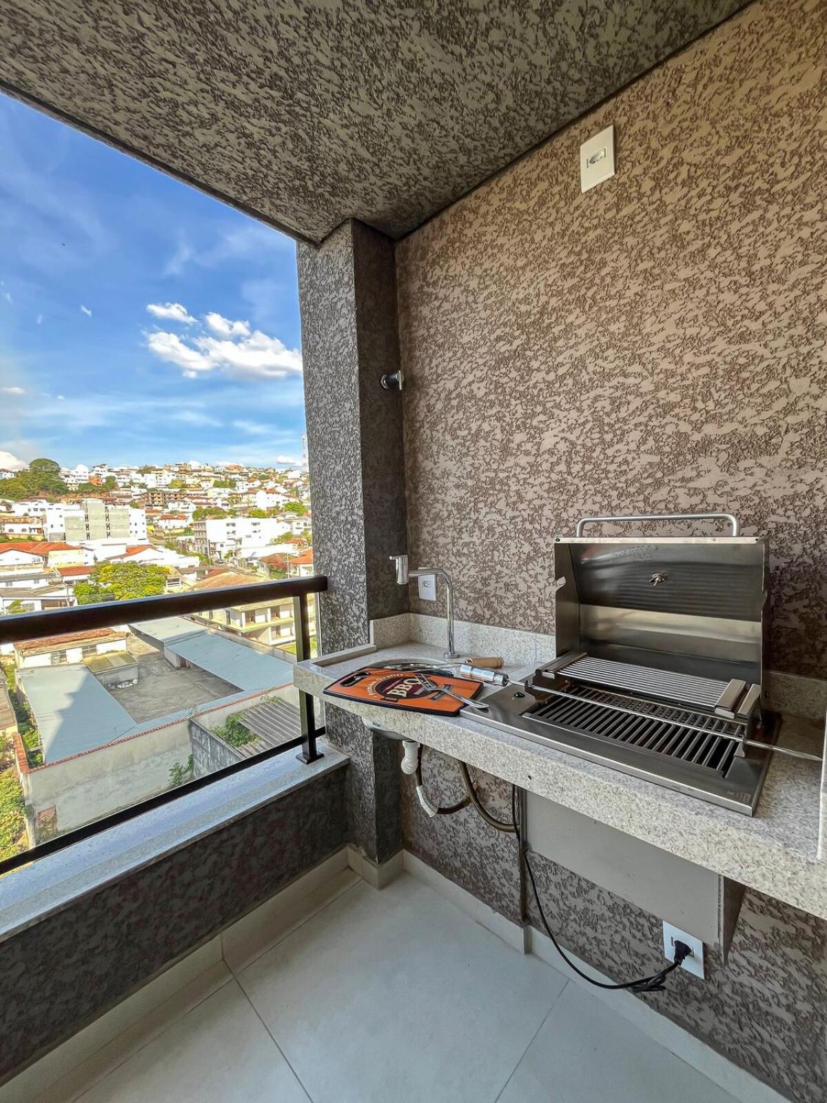 PISCINA, 2qts, 2 banh, varanda c churrasqueira, estacionamento, elevador, portaria