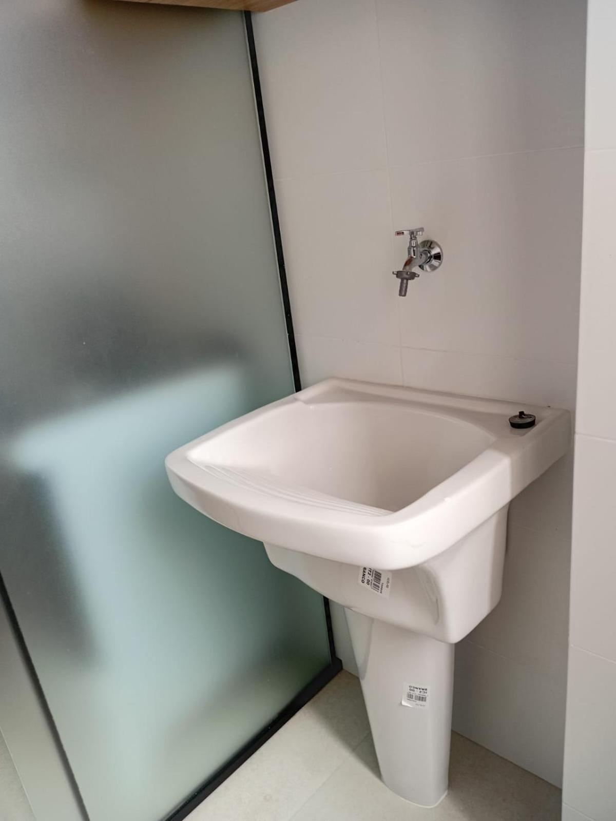 PISCINA, 2qts, 2 banh, varanda c churrasqueira, estacionamento, elevador, portaria