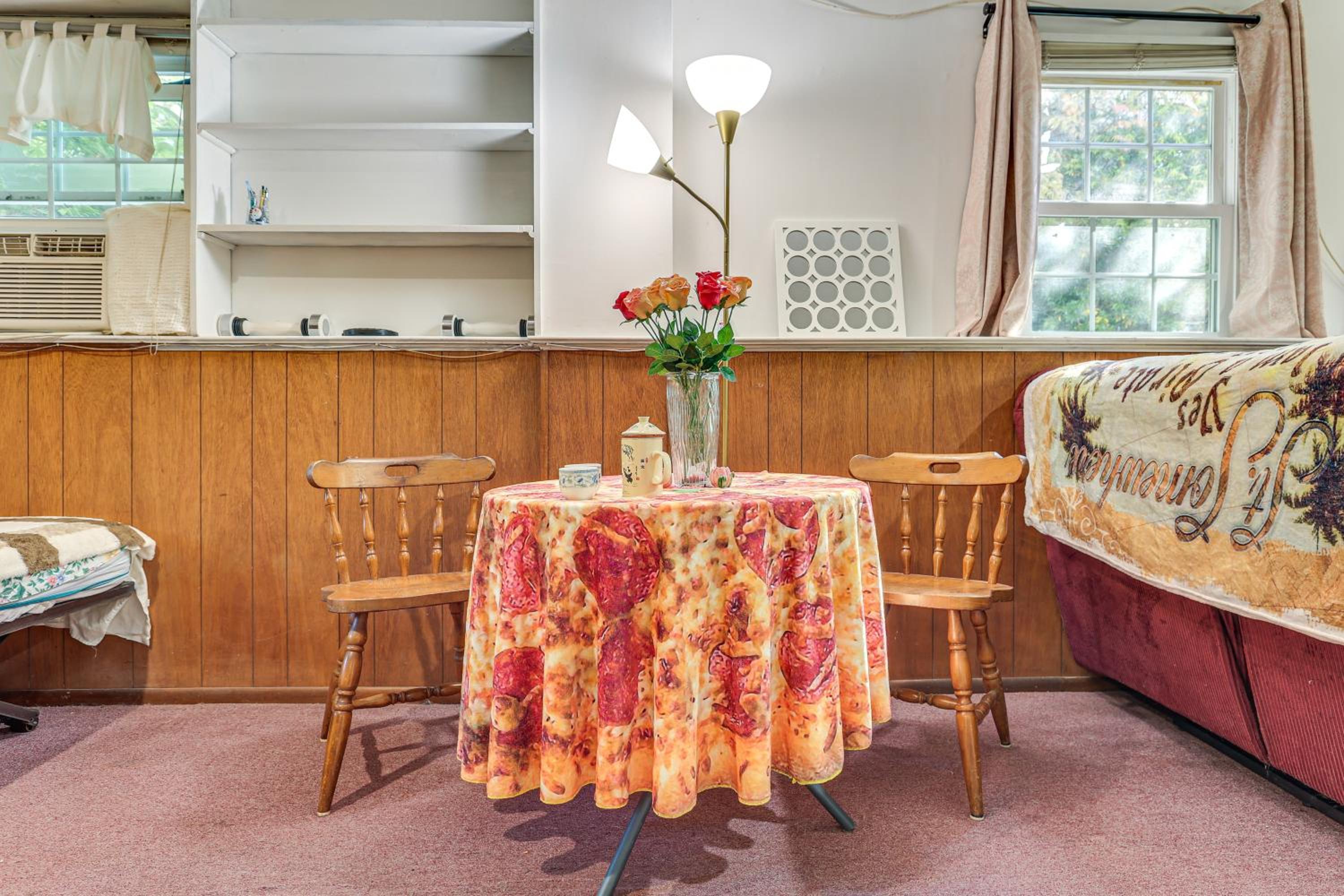 2 Mi to NYC Train WFH-Friendly Greenwich Apt!
