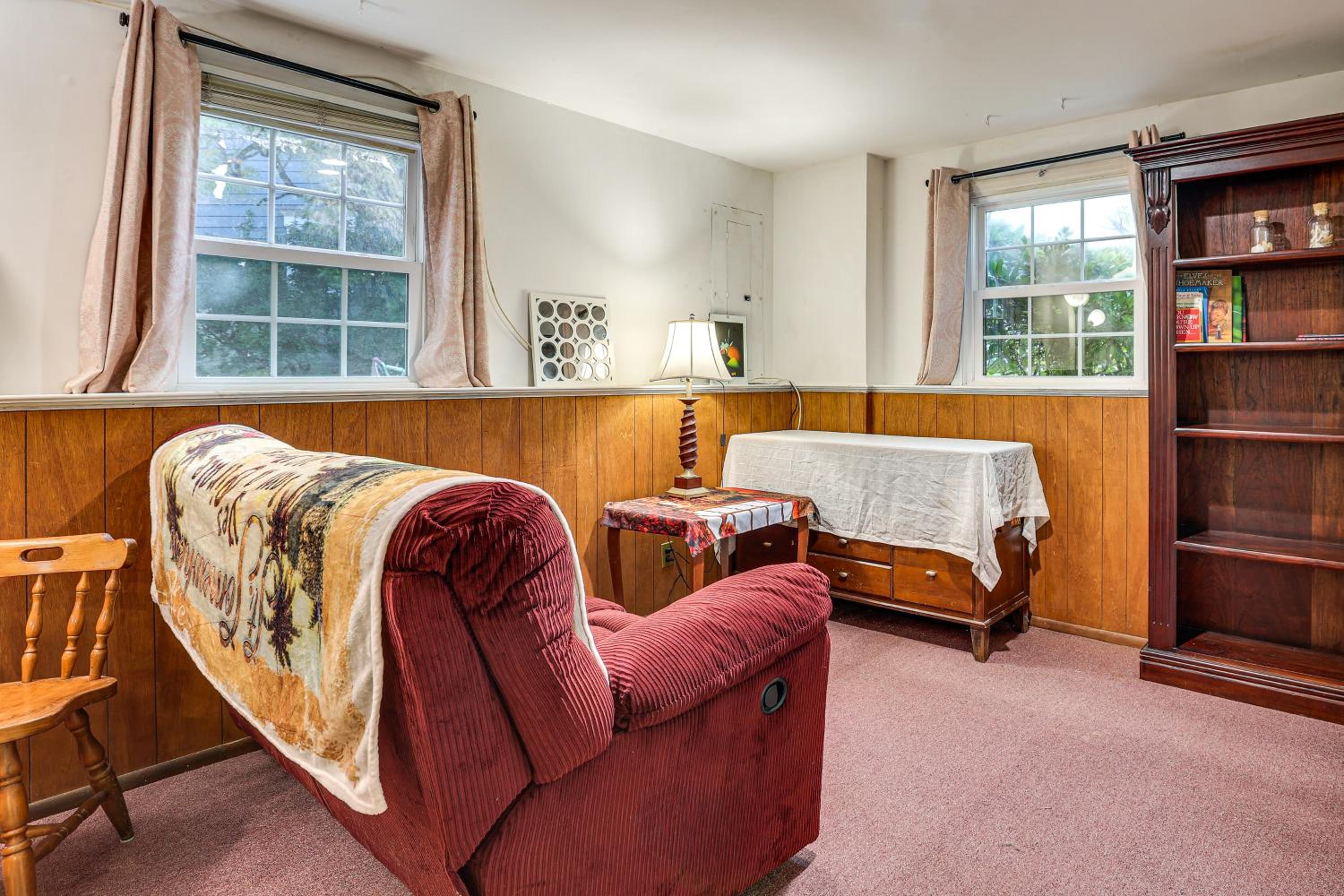 2 Mi to NYC Train WFH-Friendly Greenwich Apt!