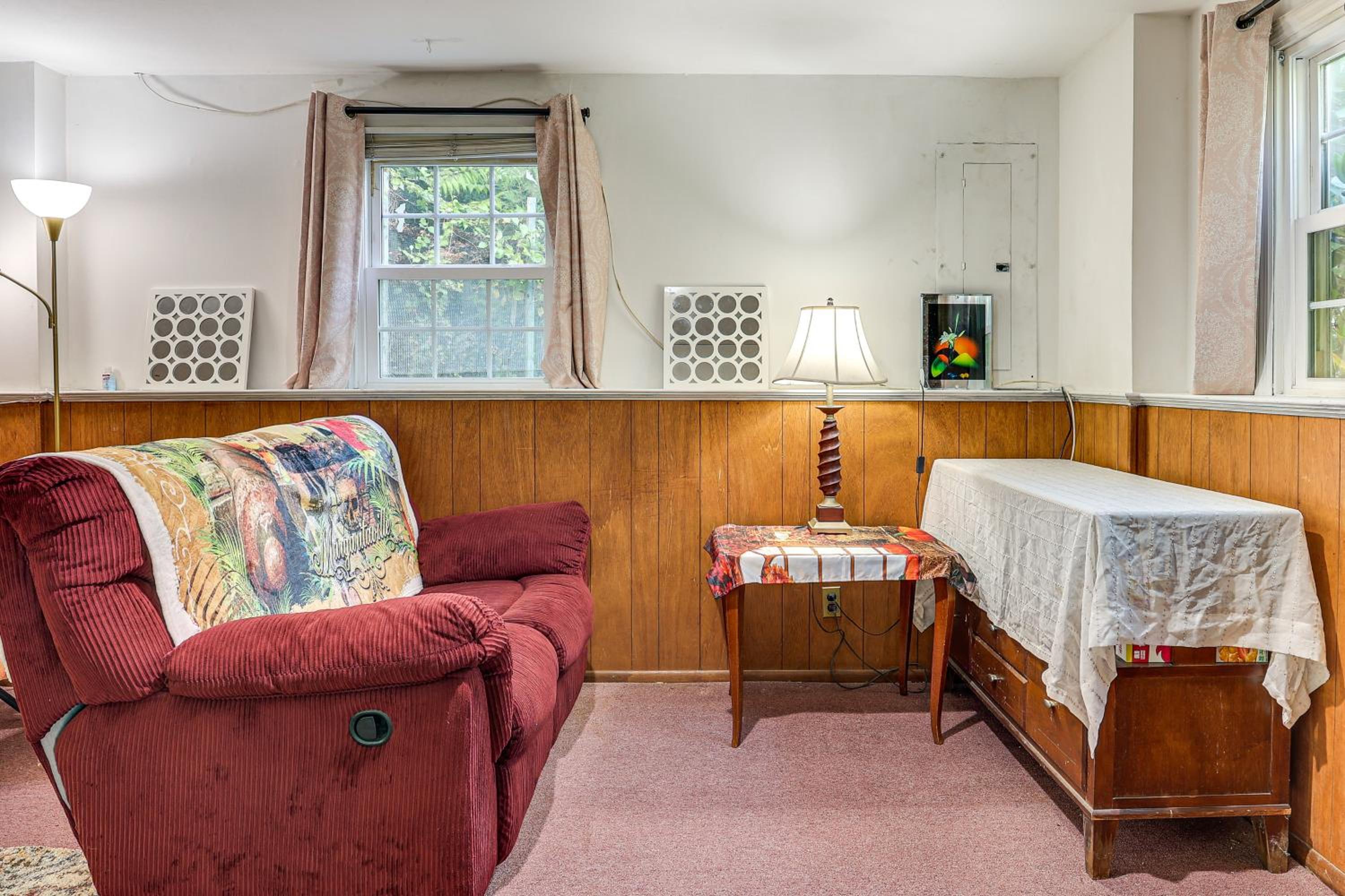 2 Mi to NYC Train WFH-Friendly Greenwich Apt!