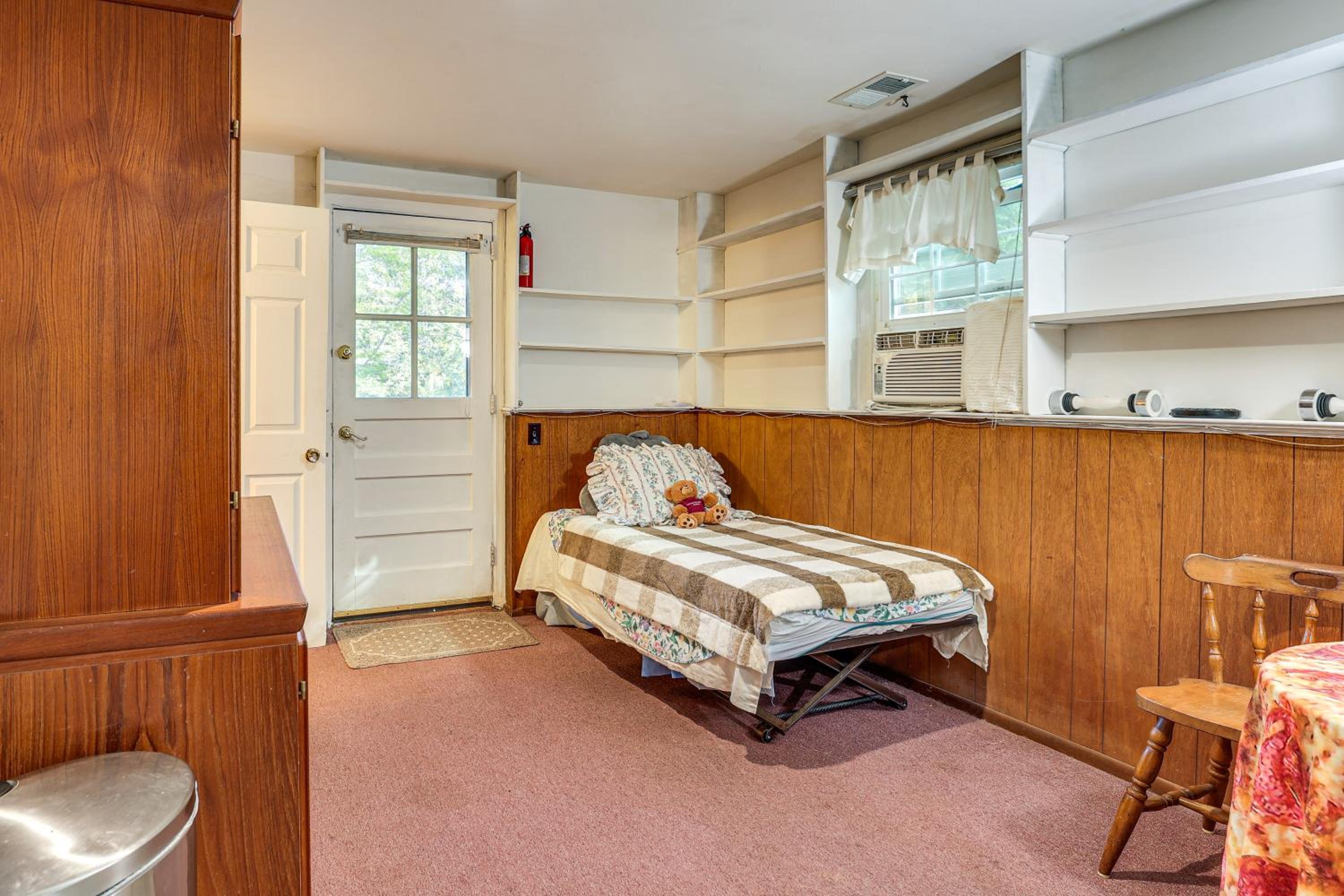2 Mi to NYC Train WFH-Friendly Greenwich Apt!