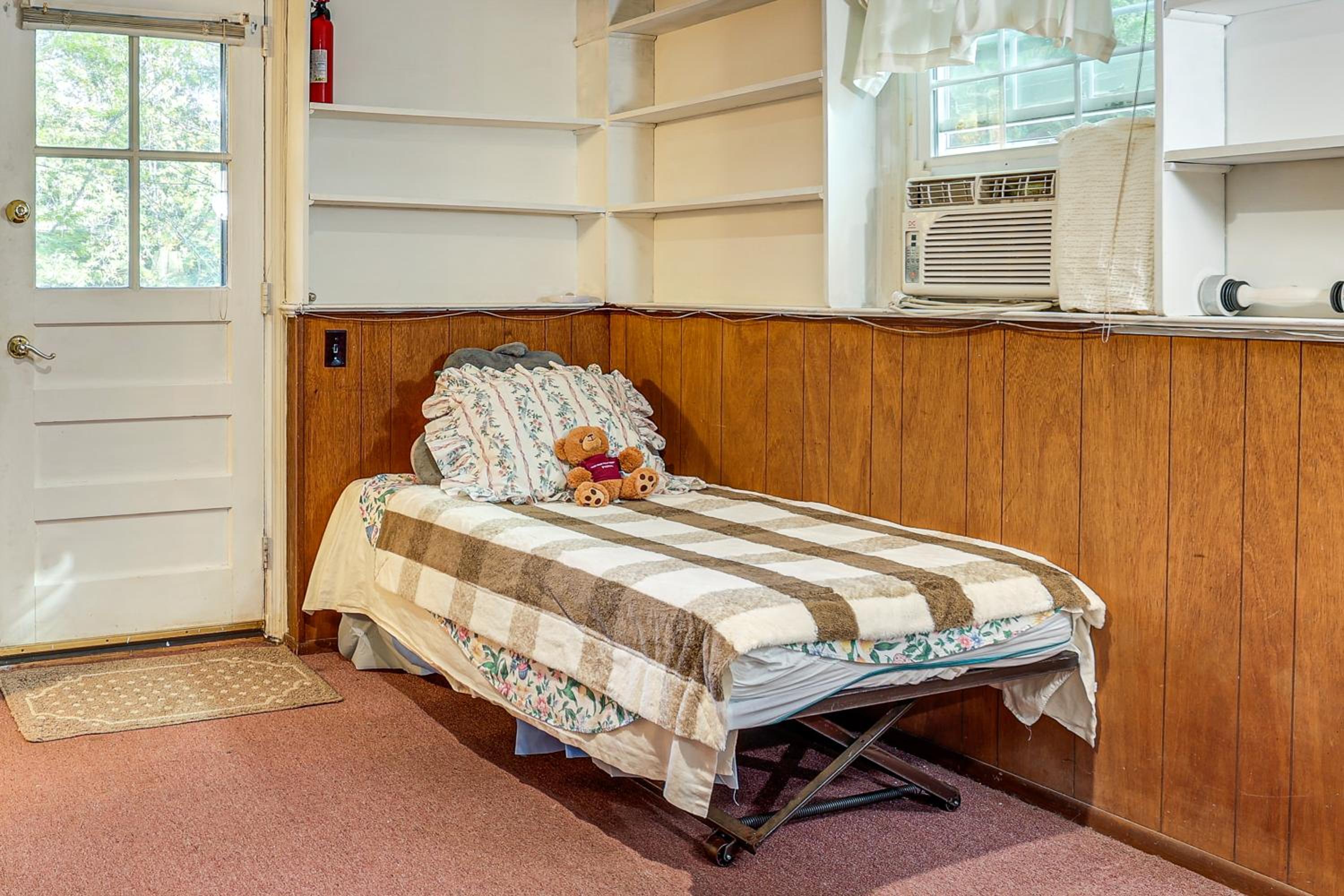 2 Mi to NYC Train WFH-Friendly Greenwich Apt!