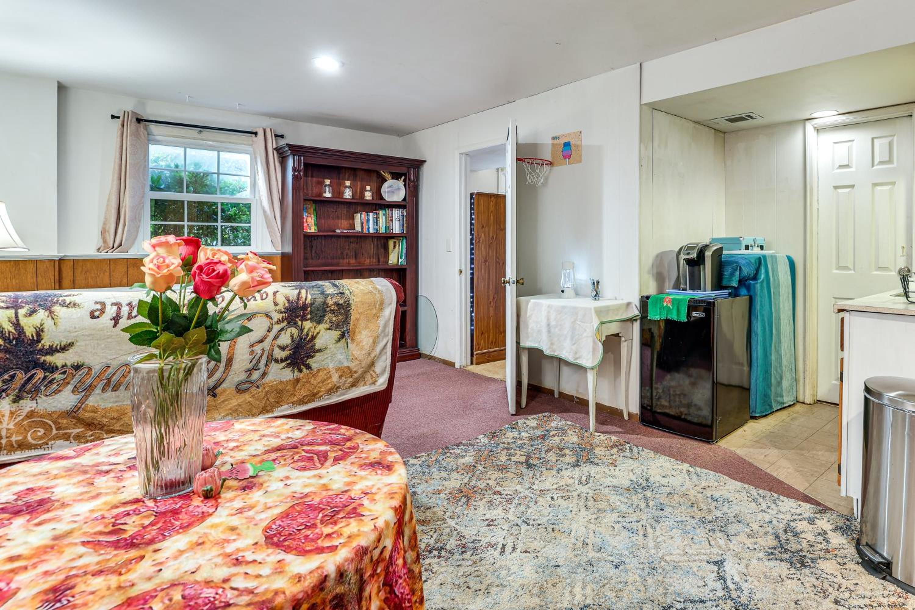 2 Mi to NYC Train WFH-Friendly Greenwich Apt!