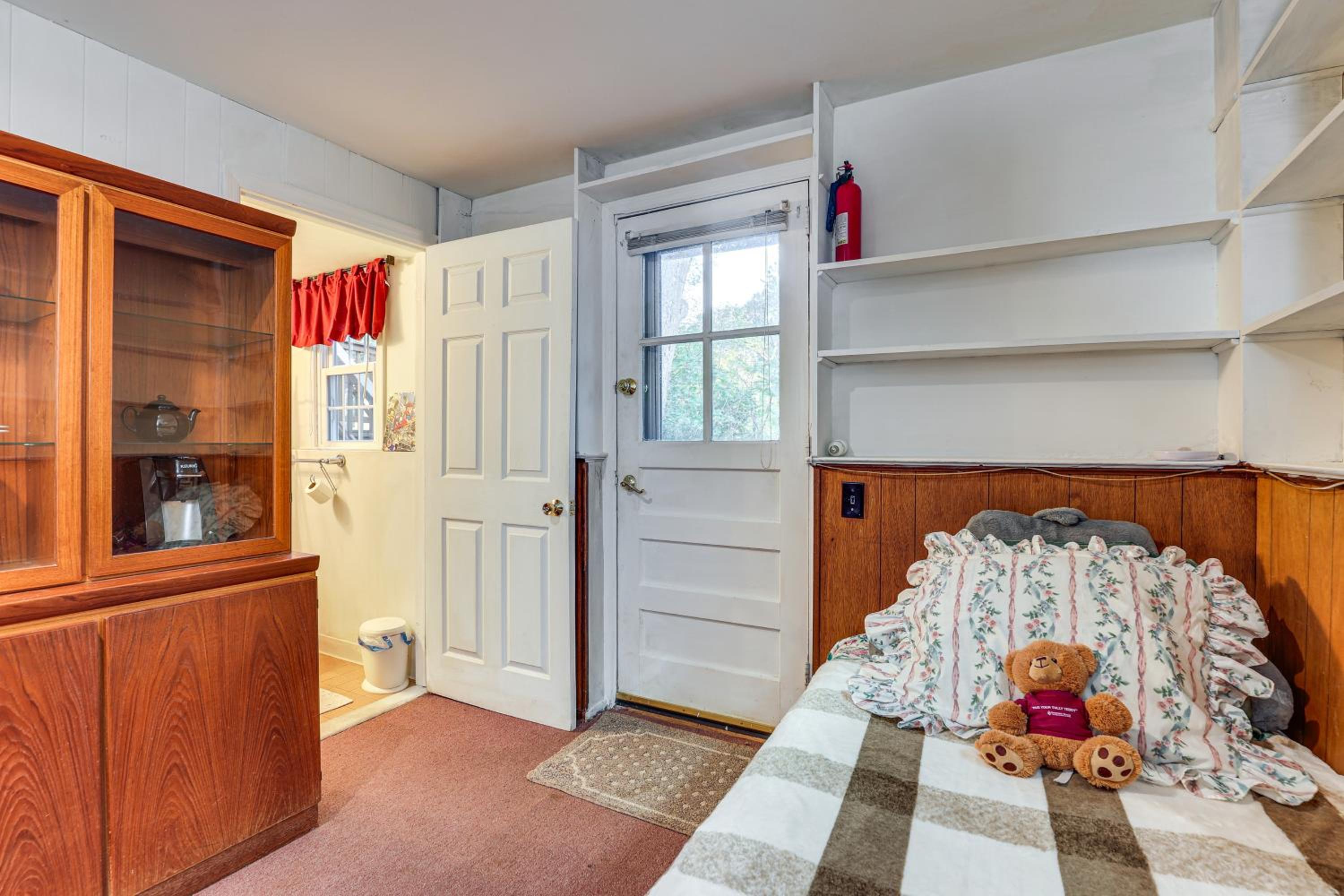 2 Mi to NYC Train WFH-Friendly Greenwich Apt!
