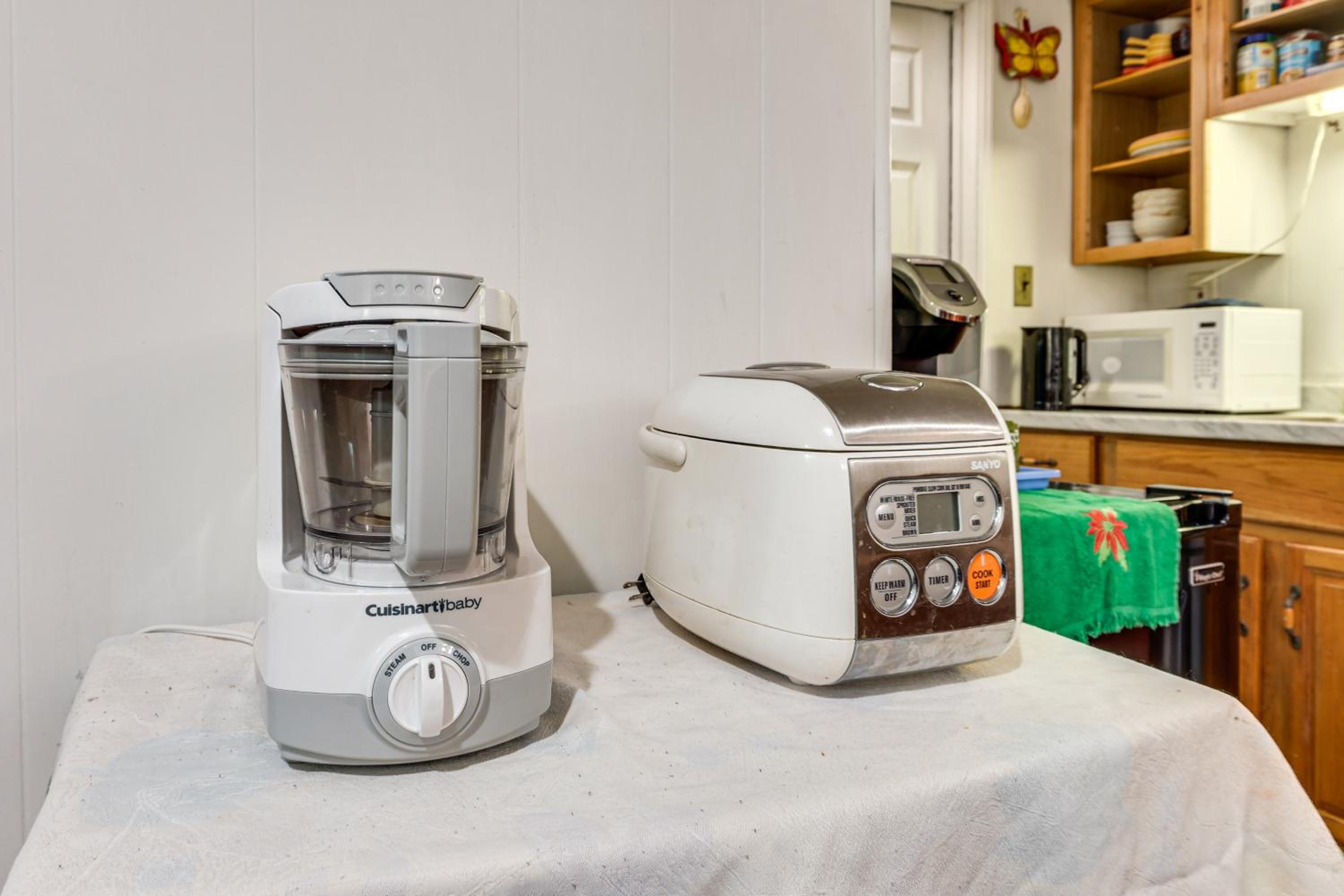 2 Mi to NYC Train WFH-Friendly Greenwich Apt!